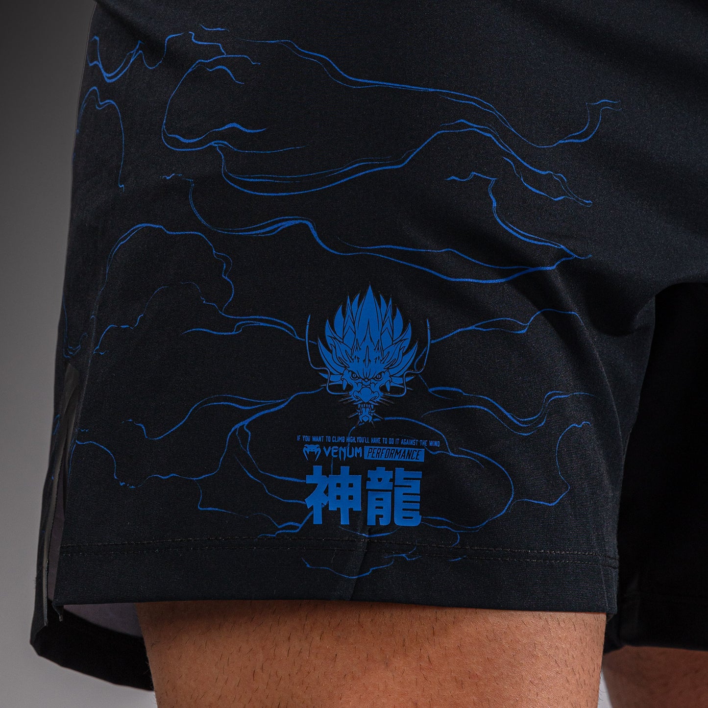 Venum Thunder Dragon Short de Combate – Negro/Azul Real