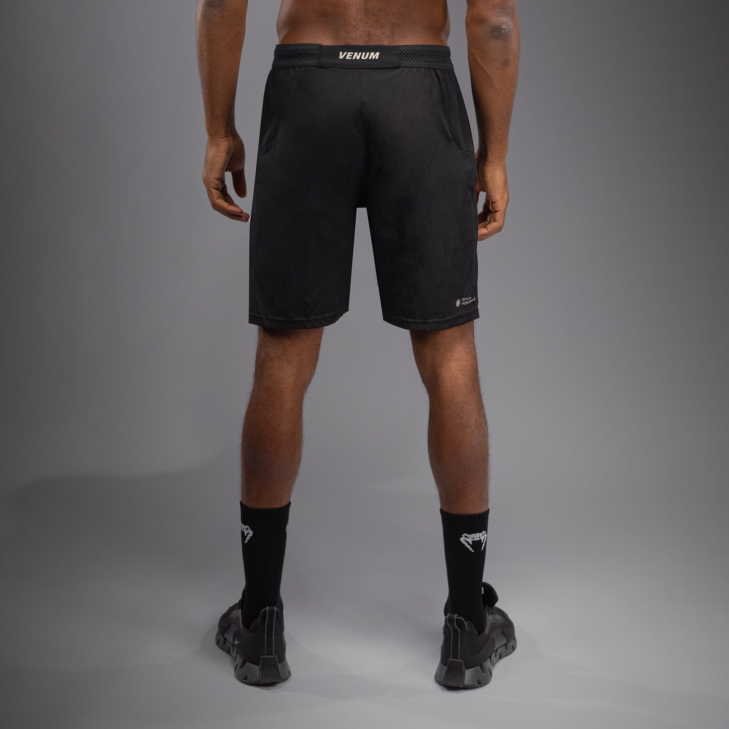 Venum G-Fit Air Pantalones Cortos de Entrenamiento para Hombre - Negro Profundo/Rojo Fuego