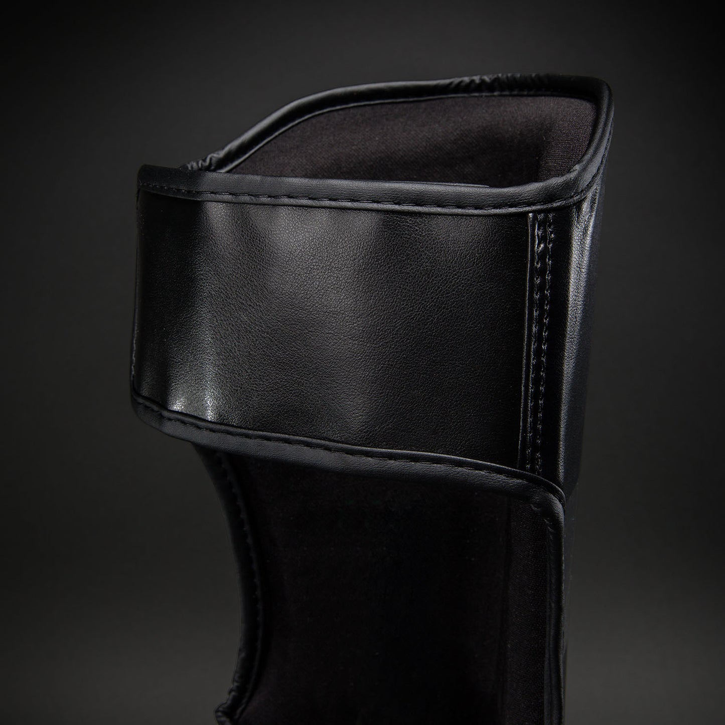 Ringhorns Charger by Venum Espinilleras – Negro/Oro