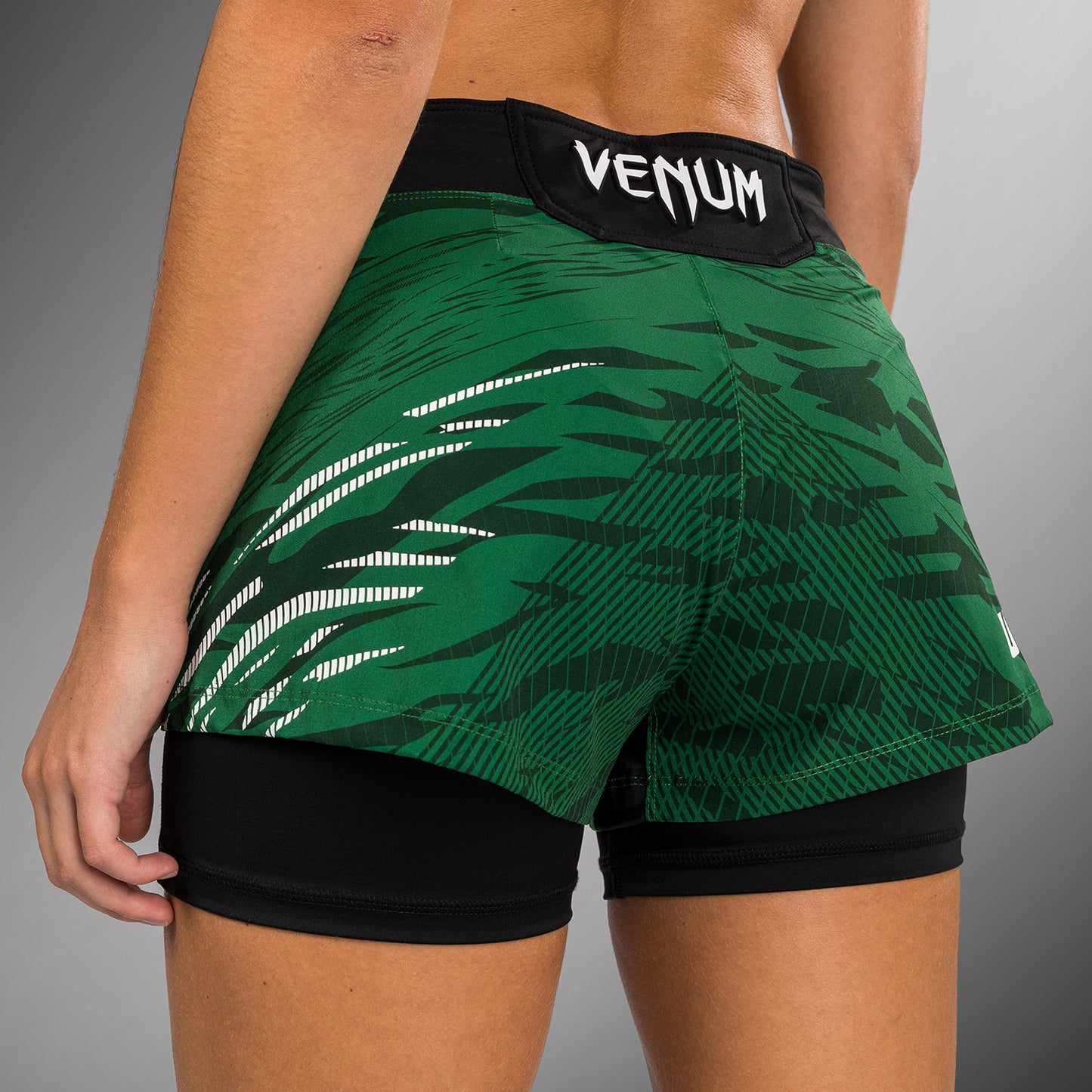 UFC Fusion by Venum Authentic Fight Night Shorts de Lucha para Mujer - Verde