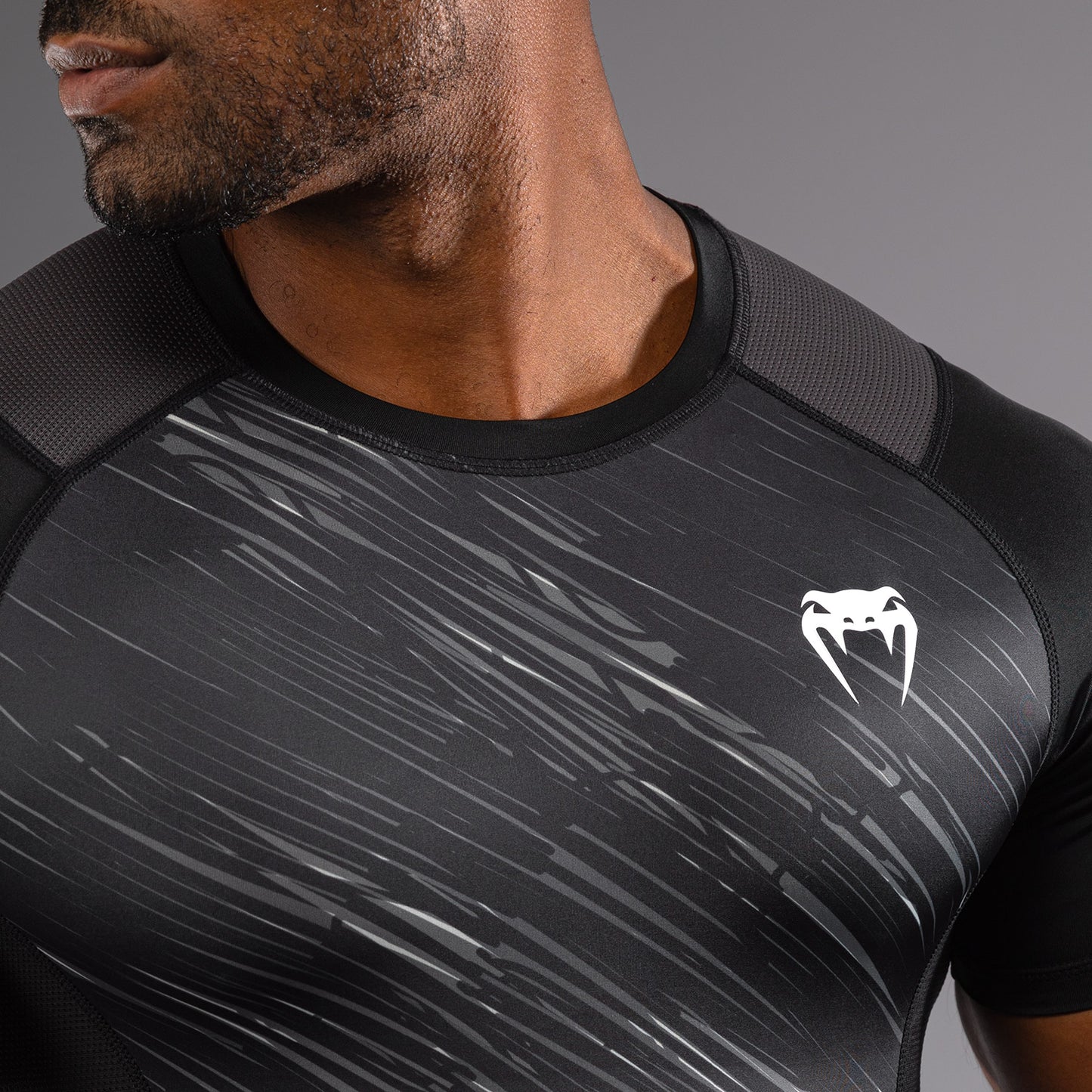 Venum Rapid Rashguard de Manga Corta - Negro/Gris Tormenta