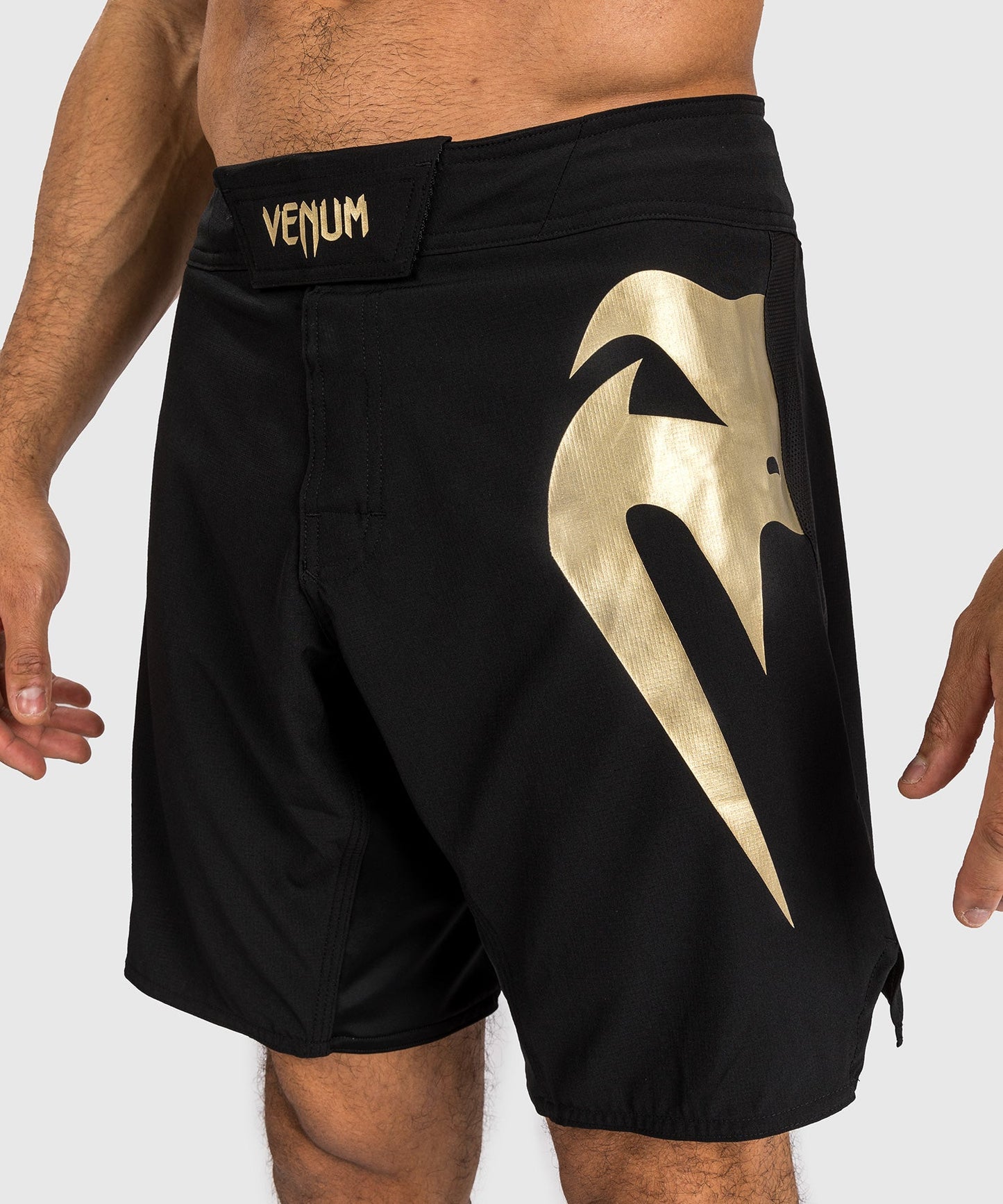 Venum Light 5.0 Pantalón Corto de Lucha - Negro/Oro