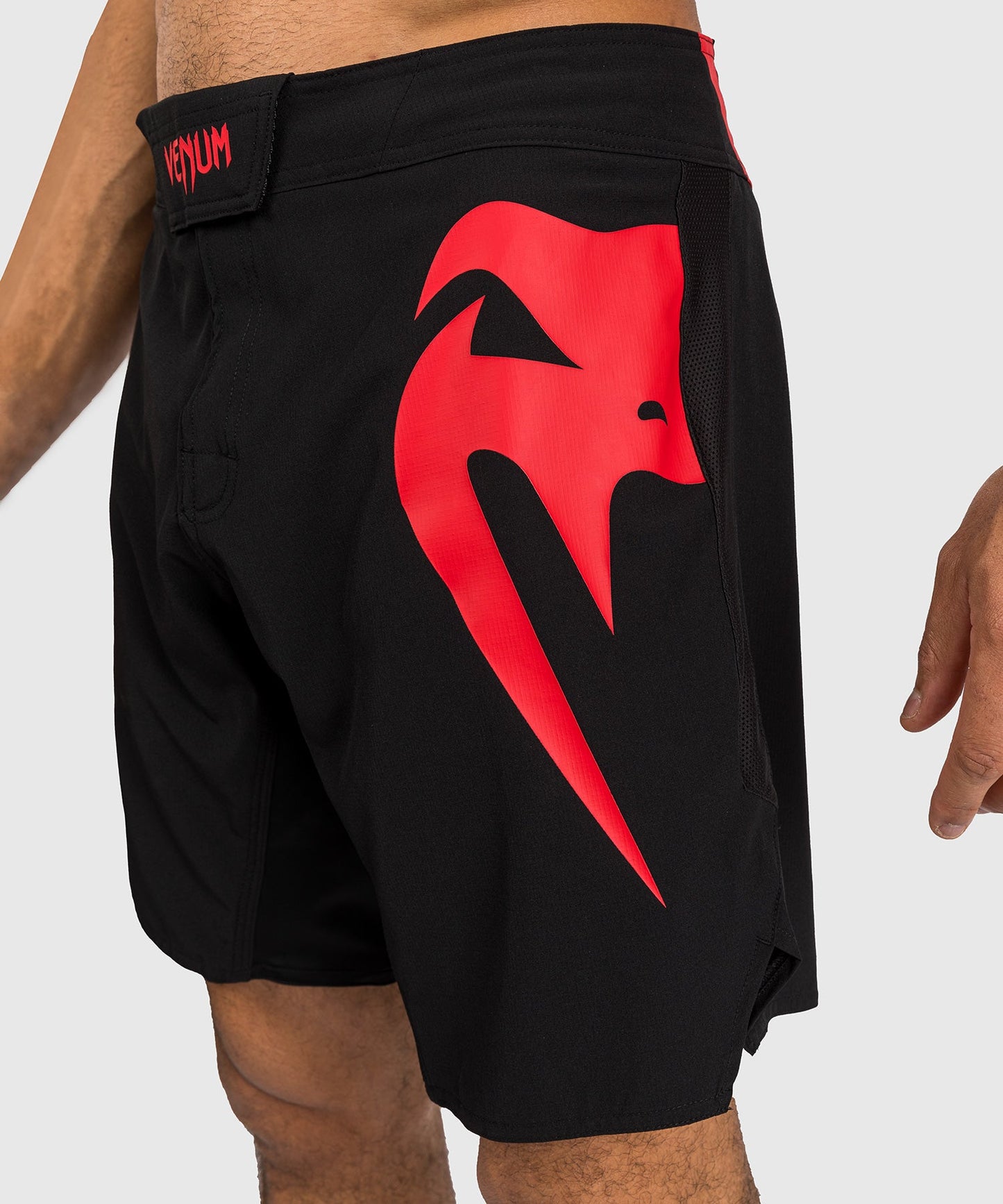 Venum Light 5.0 Pantalones cortos de lucha - Negro/Rojo