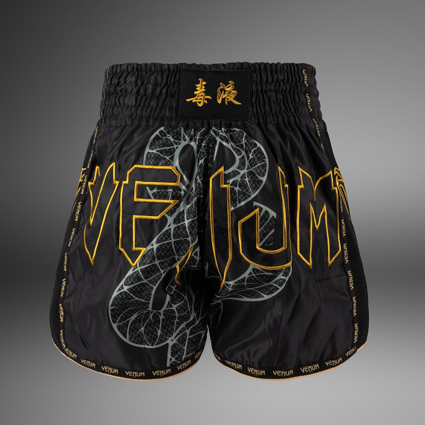 Venum Serpenti Pantalones Cortos Muay Thai – Negro/Plateado/Dorado
