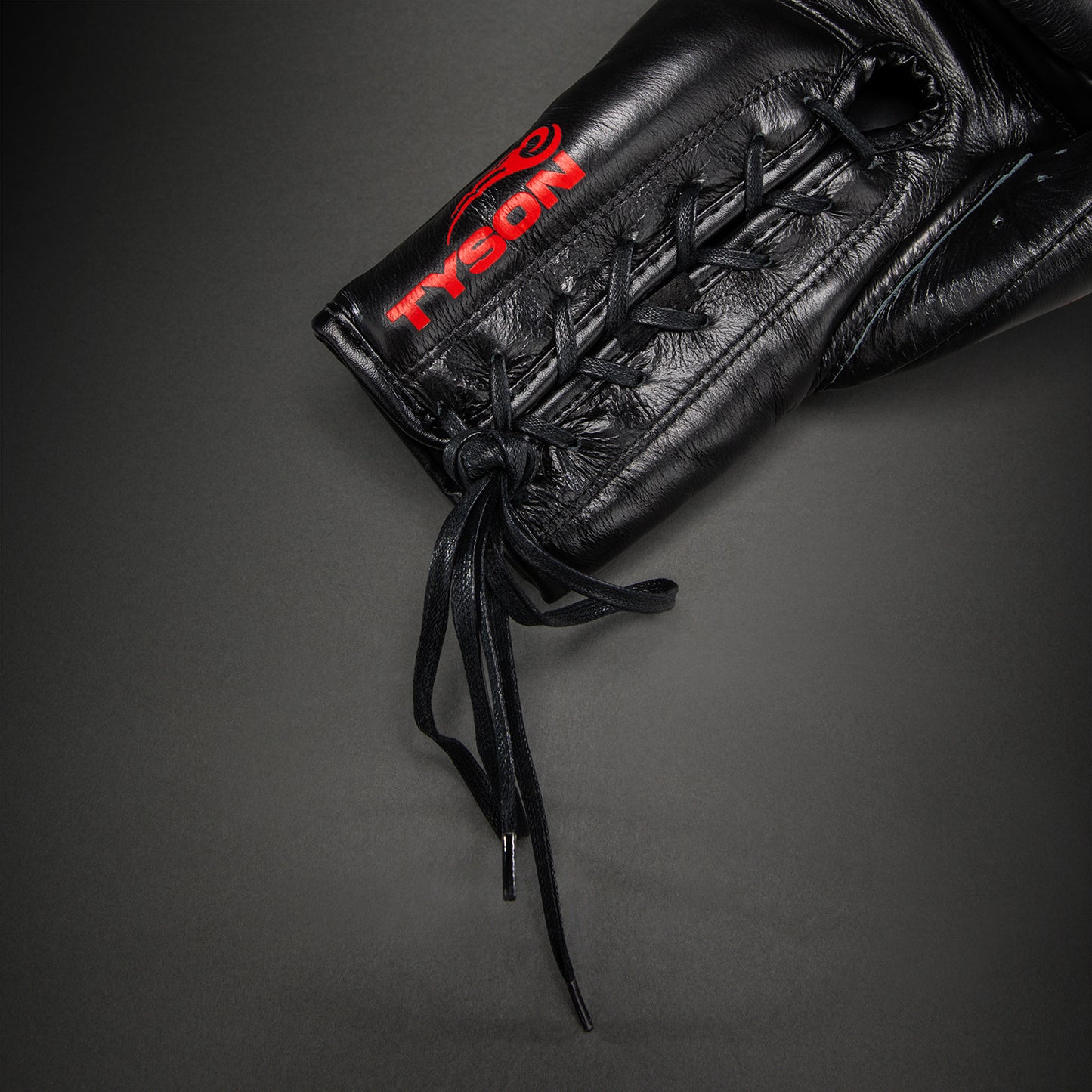 Venum Giant 2.0 Mike Tyson Pro Guantes de Boxeo con Cordones – Negro/Rojo - Bolsa incluida