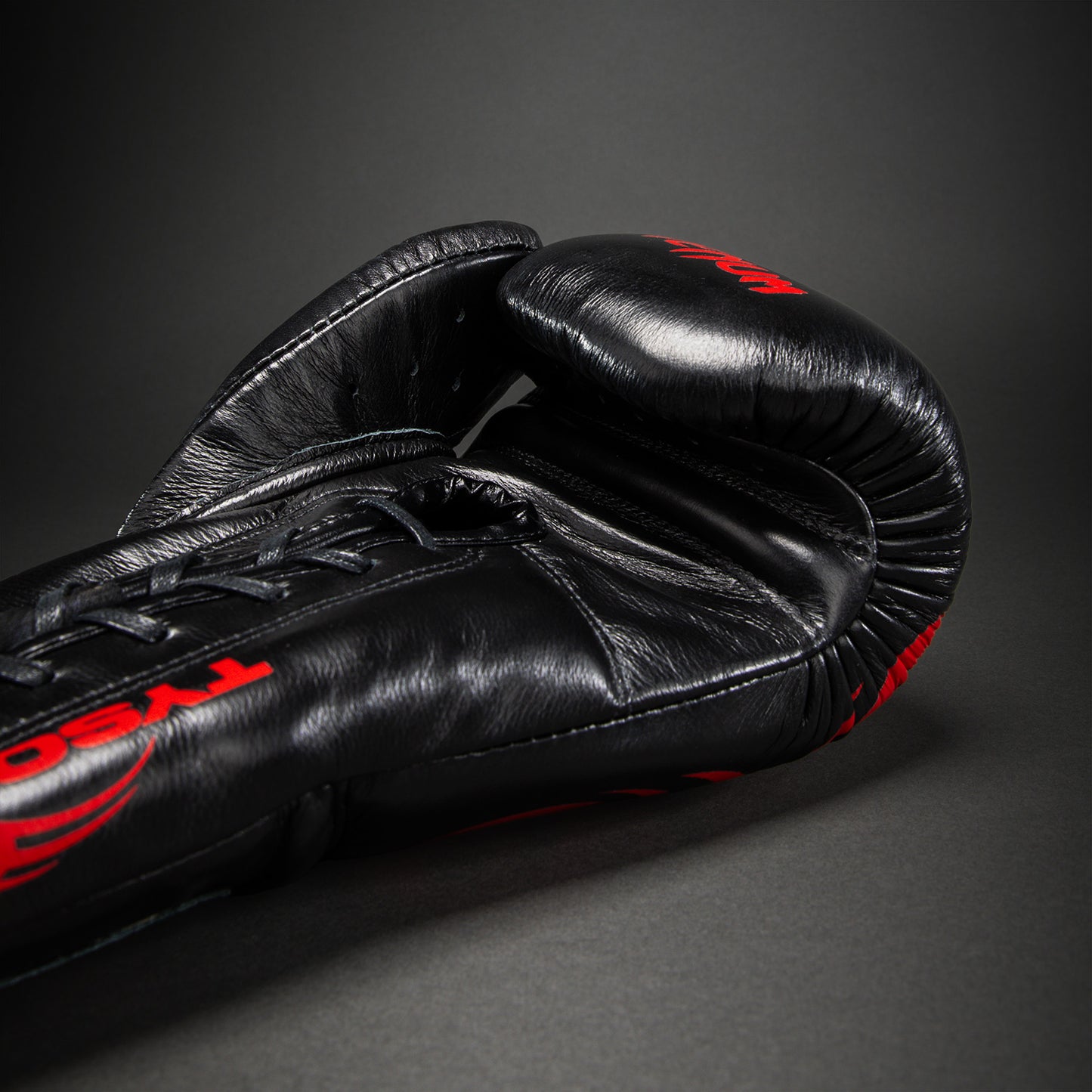 Venum Giant 2.0 Mike Tyson Pro Guantes de Boxeo con Cordones – Negro/Rojo - Bolsa incluida