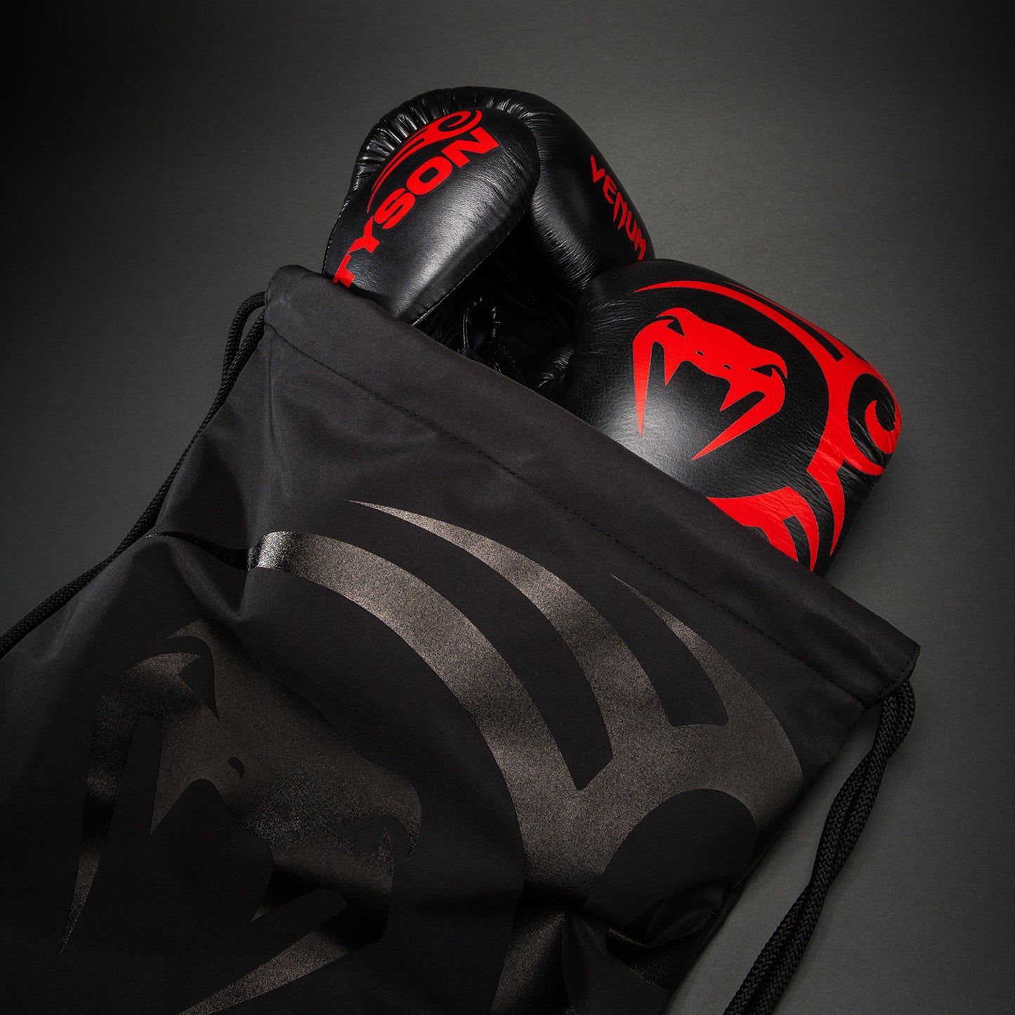 Venum Giant 2.0 Mike Tyson Pro Guantes de Boxeo con Cordones – Negro/Rojo - Bolsa incluida