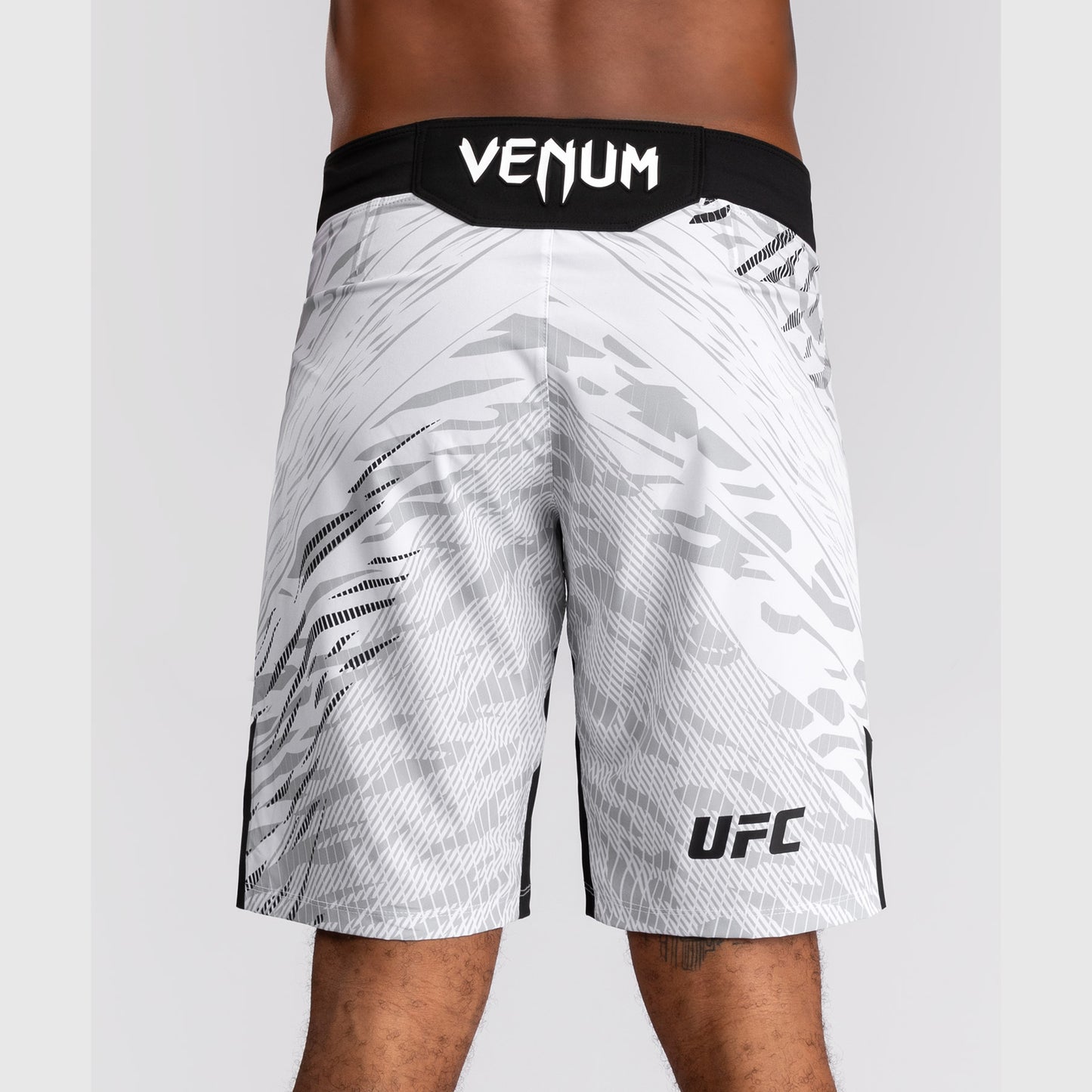 UFC Fusion by Venum Personalizados Authentic Fight Night Shorts de Lucha para Hombre - Ajuste Largo - Blanco