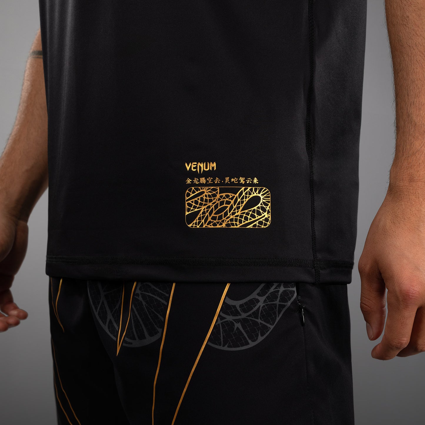 Venum Serpenti Dry Tech Camiseta – Negro/Plata/Dorado