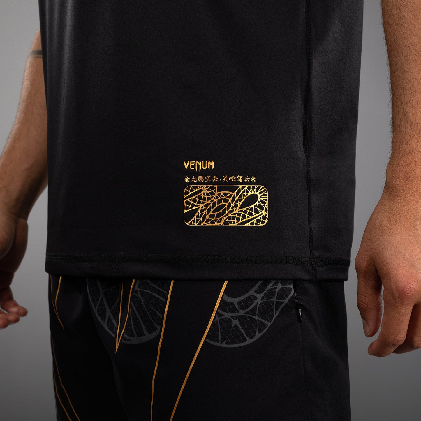 Venum Serpenti Dry Tech Camiseta – Negro/Plata/Dorado