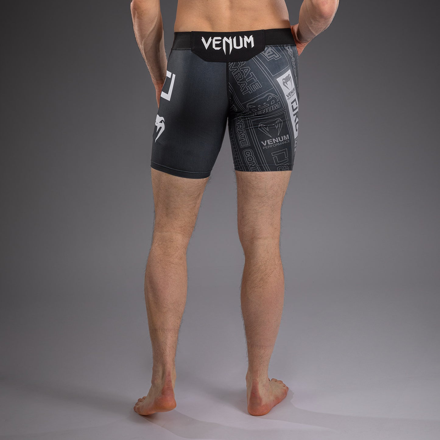 Karate Combat by Venum Short de Compresión – Negro/Gris