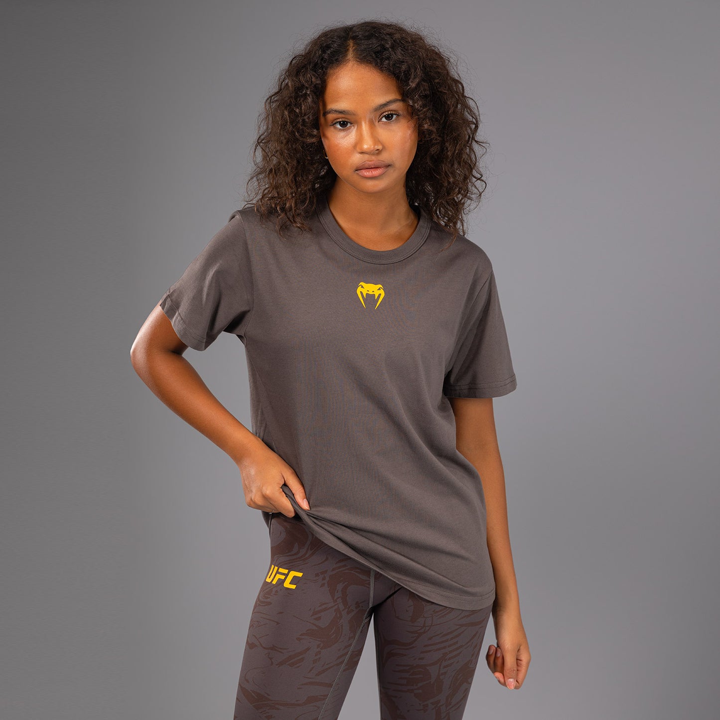 UFC Fusion by Venum Fight Week Camiseta de Manga Corta de Algodón para Mujer - Solid Marrón tierra