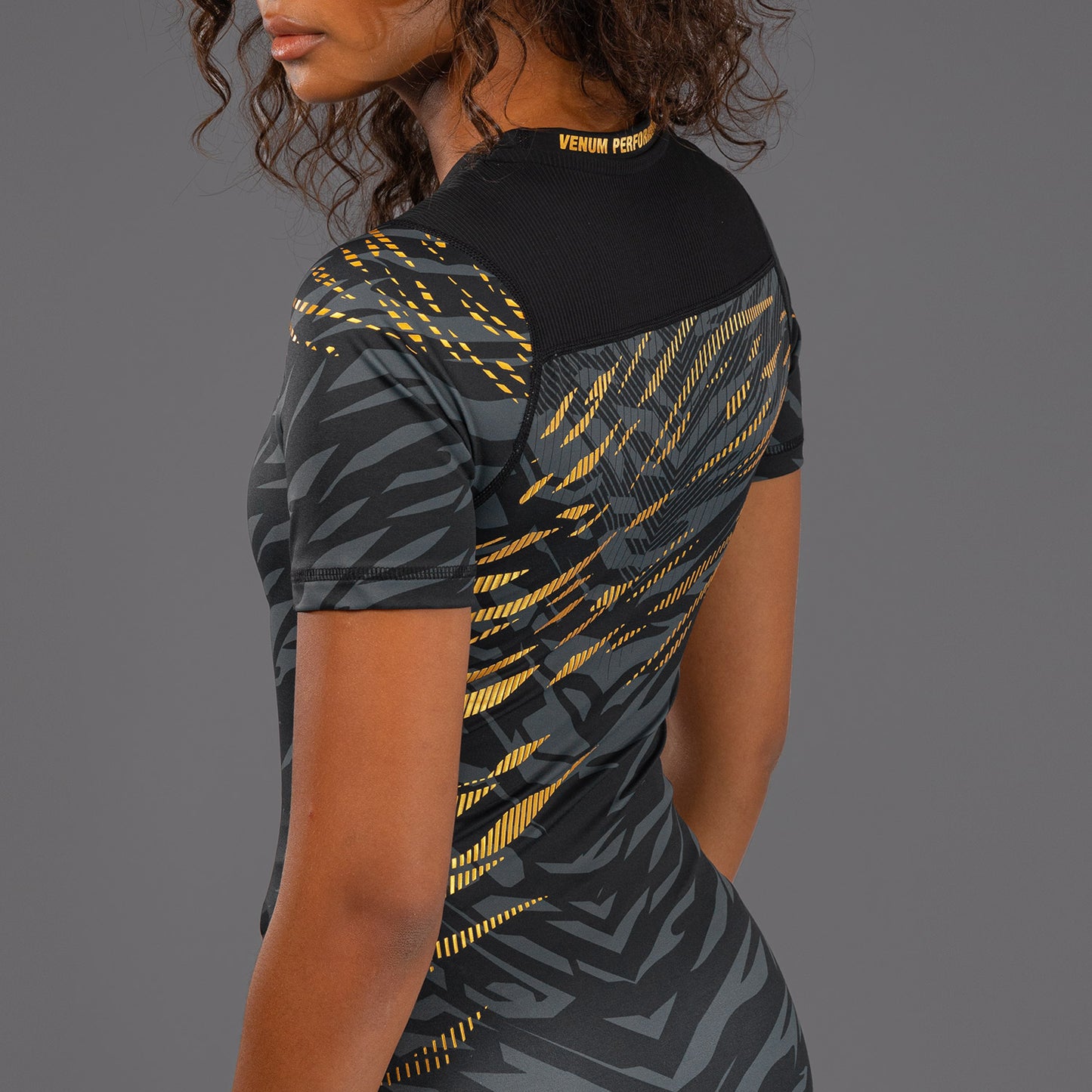 UFC Fusion by Venum Authentic Fight Night Rashguard de Manga Corta de Rendimiento para Mujer - Champion
