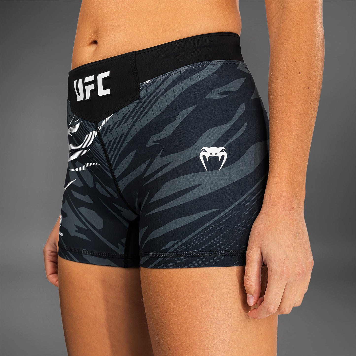UFC Fusion by Venum Authentic Fight Night Vale Tudo Shorts para Mujer - Ajuste Corto - Negro
