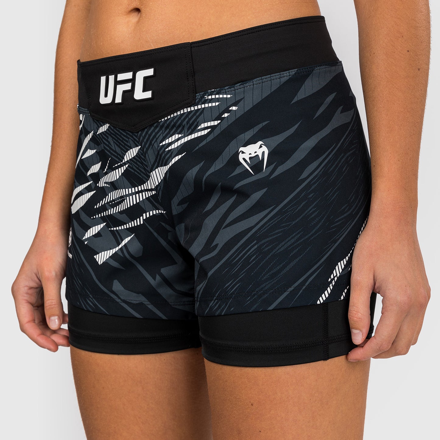 UFC Fusion by Venum Personalizados Authentic Fight Night Shorts de Lucha para Mujer - Negro
