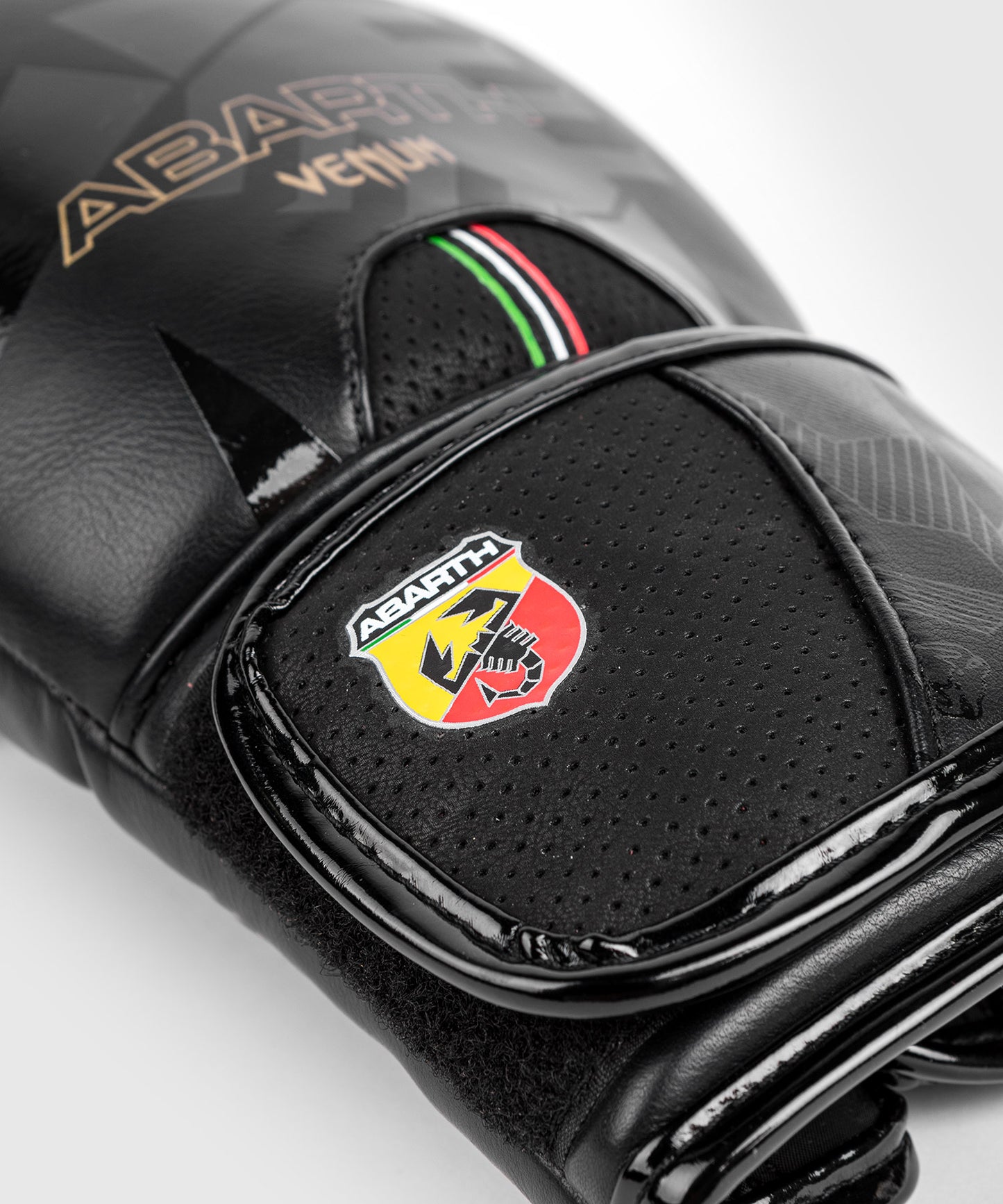 Guantes de Boxeo Venum Abarth #1 - Negro/Oro