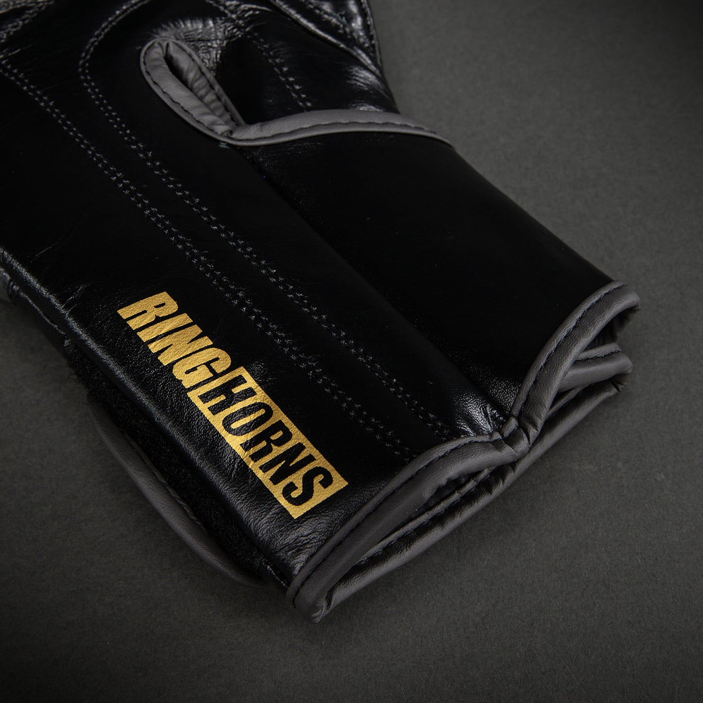 Ringhorns Charger by Venum Guantes de Boxeo Charger – Negro/Oro