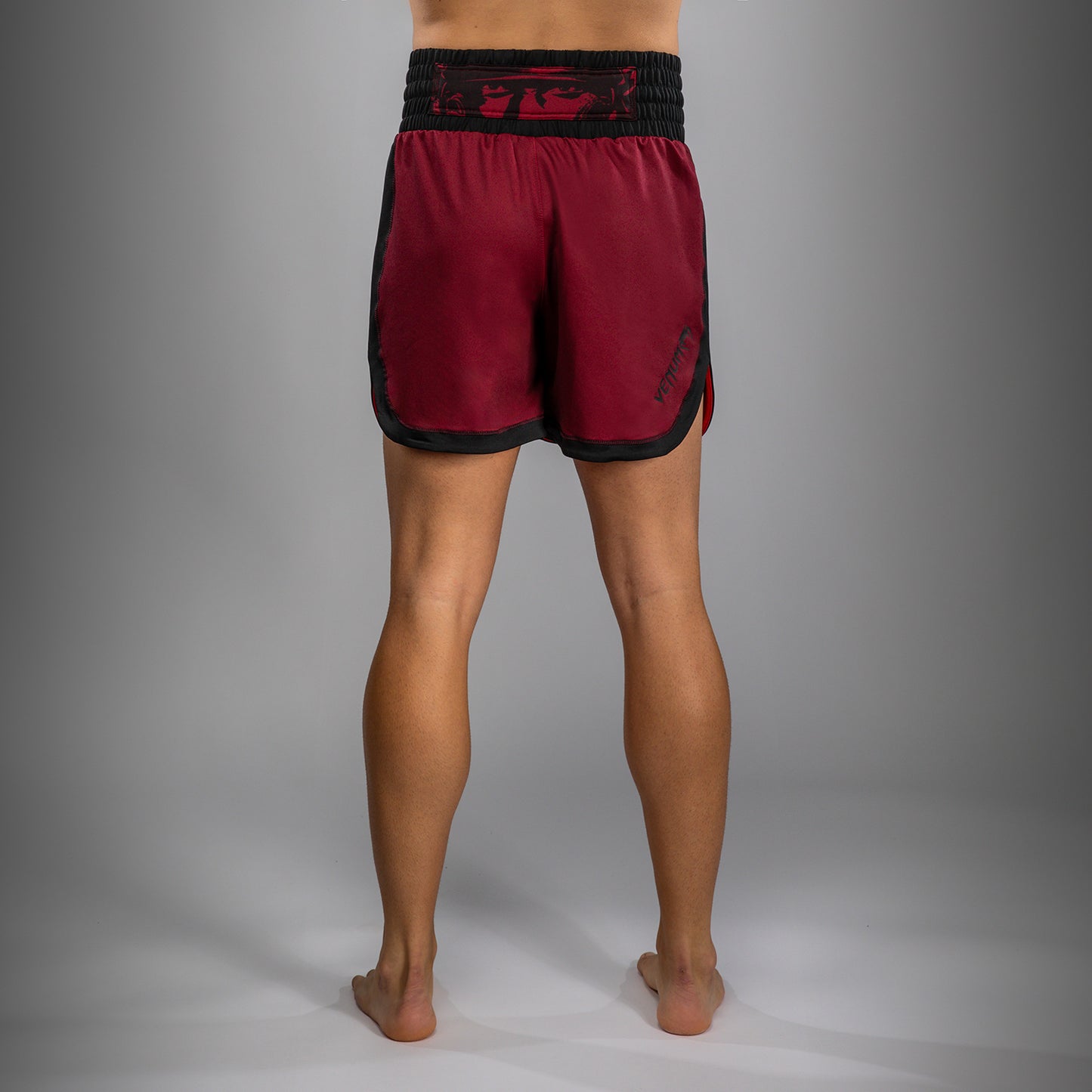 Venum x Assassin’s Creed Shadows Pantalones de Boxeo para Hombre - Burdeos/Negro