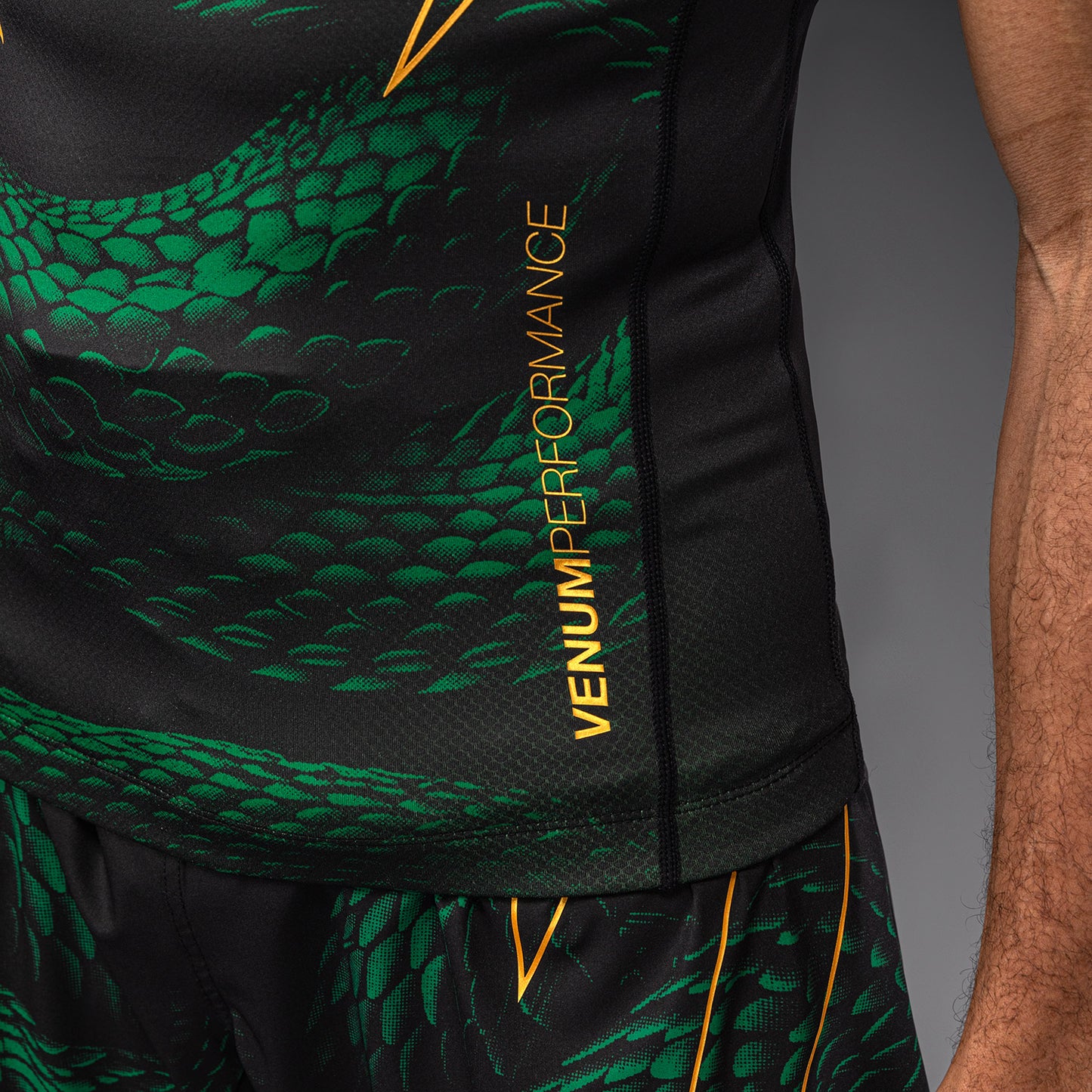 Venum Matupa Rashguard Manga Corta - Negro/Verde/Oro