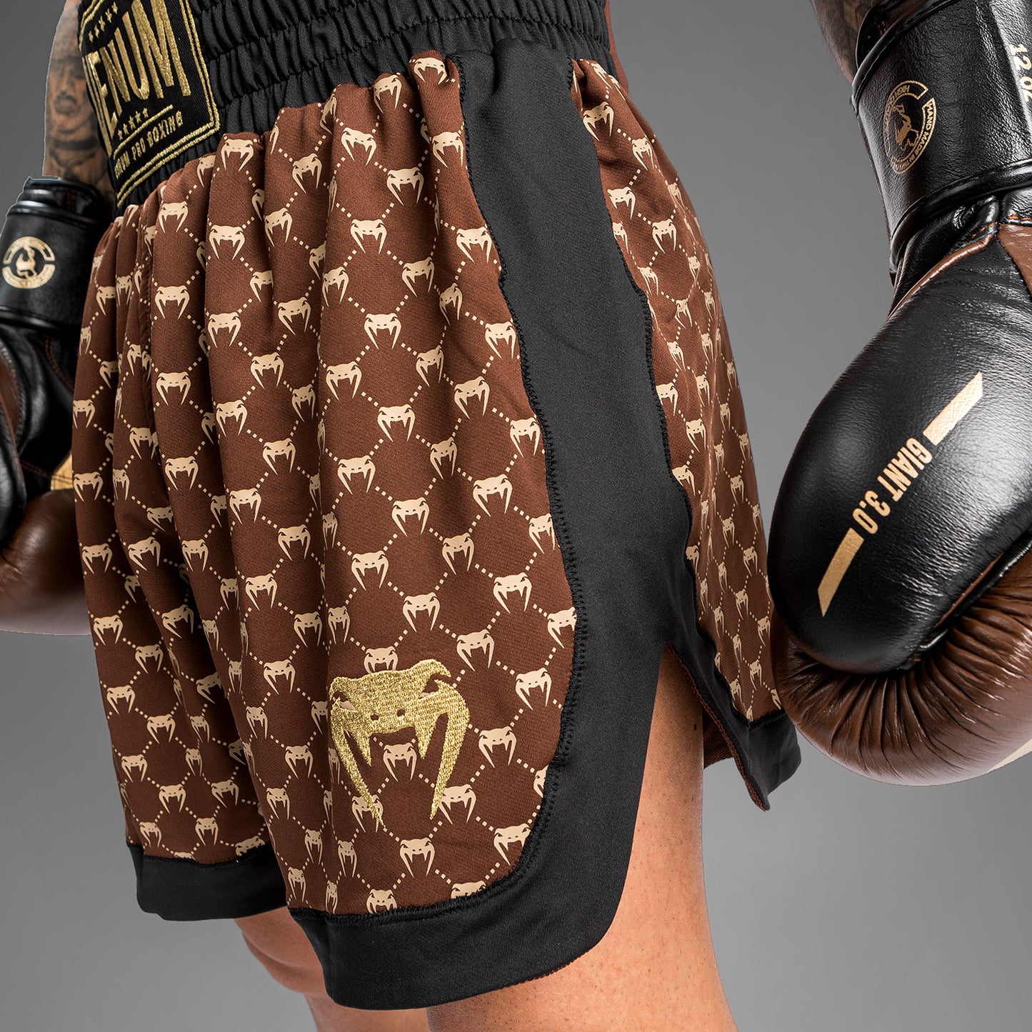 Shorts de Boxeo Venum Monogram - Negro/Marrón