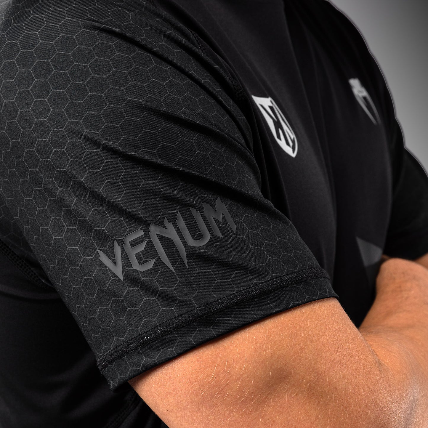 FK x Venum Hexagone MMA Camiseta  - Negra/Oro