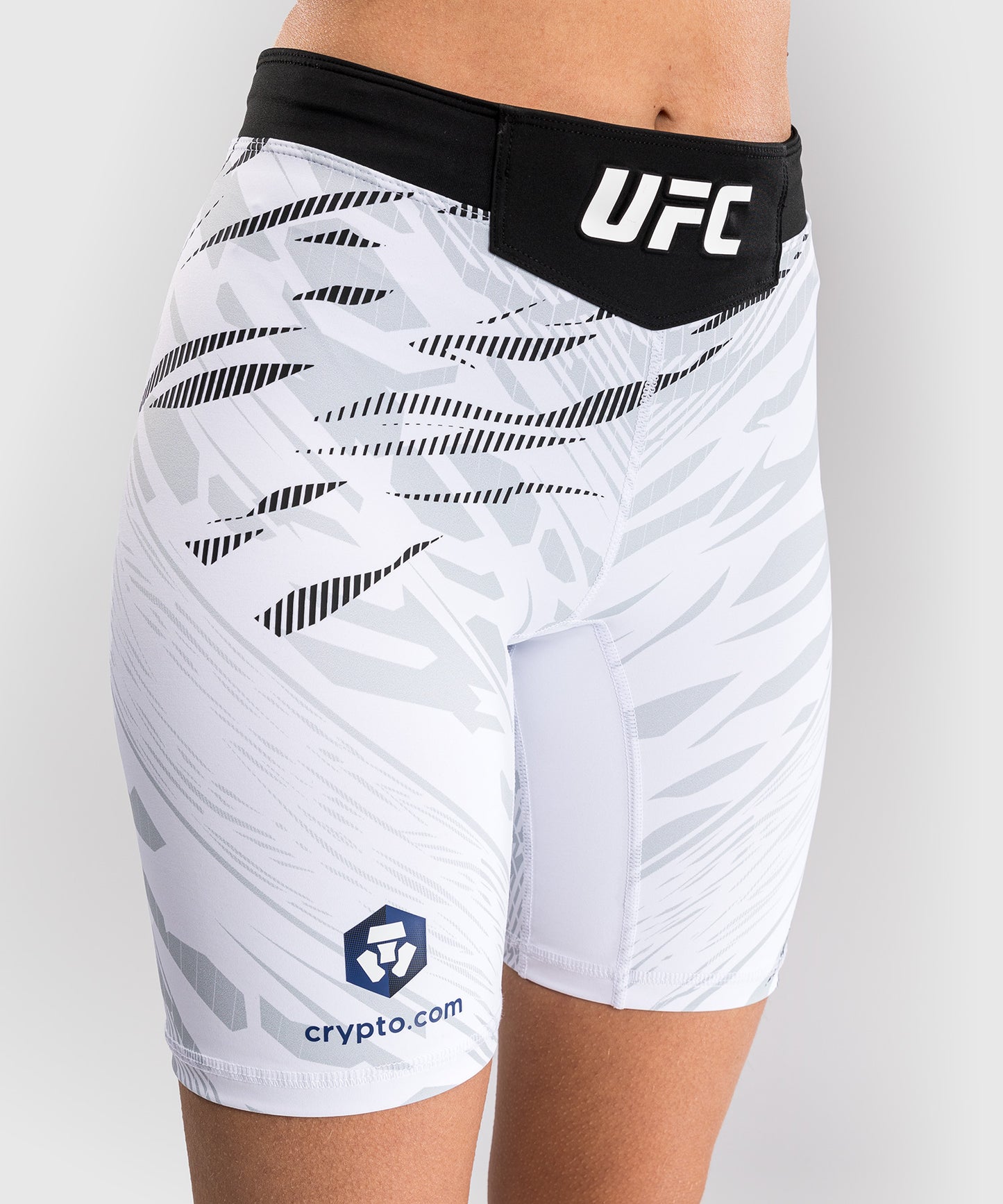 UFC Fusion by Venum Authentic Fight Night Vale Tudo Shorts para Mujer - Ajuste Largo - Blanco