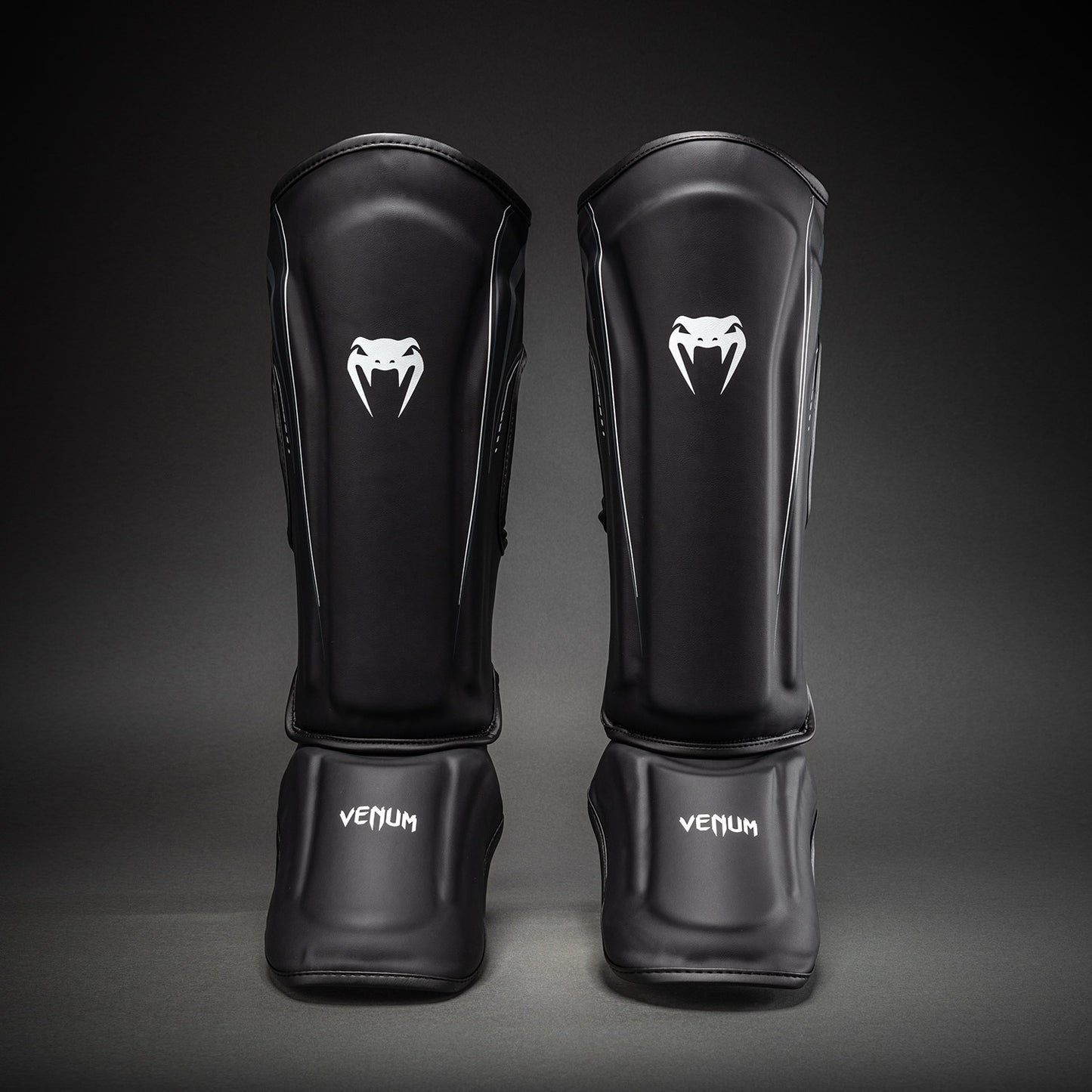 Venum Streamline Espinilleras – Negro/Blanco