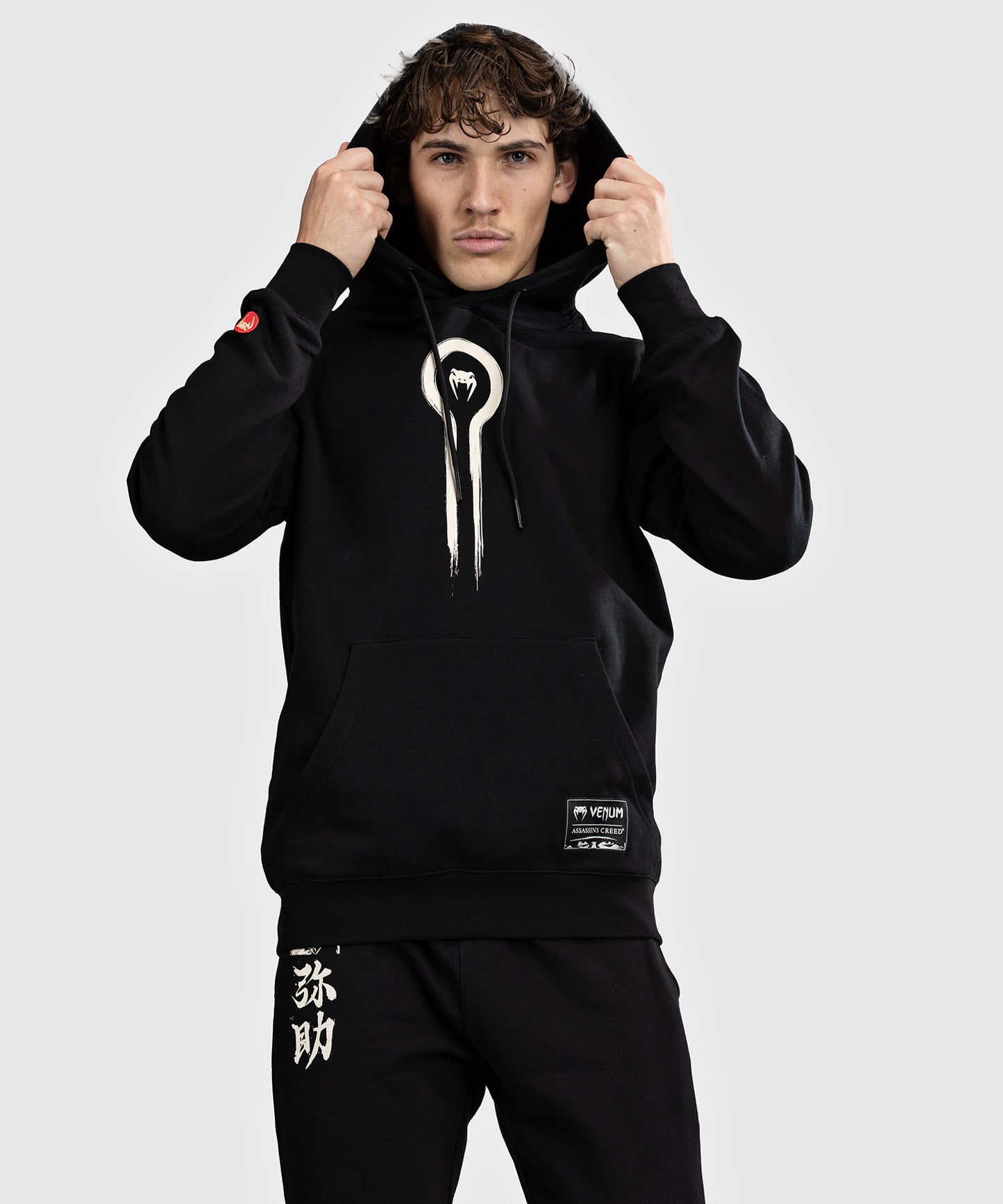 Venum x Assassin’s Creed Shadows Sudadera con capucha - Negra