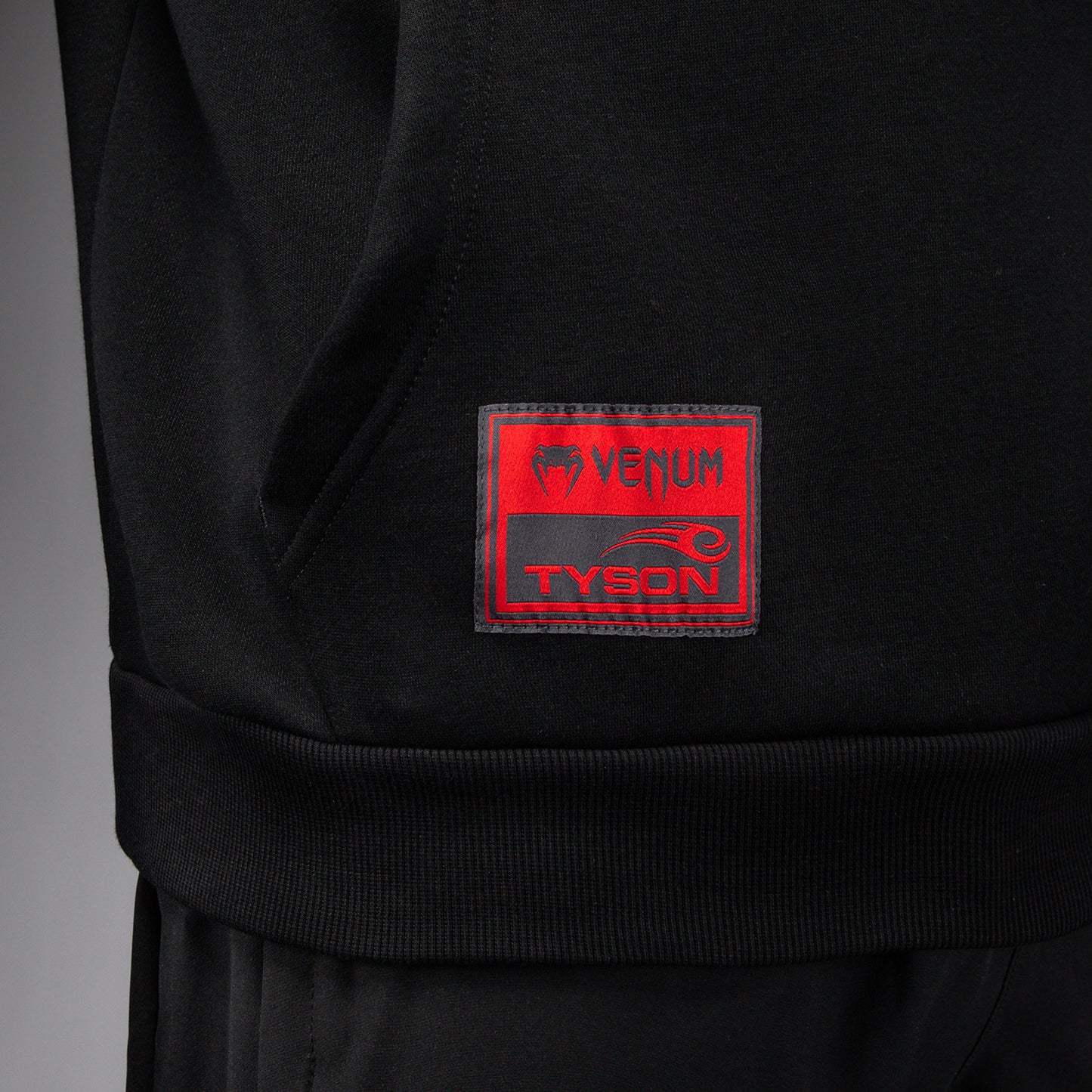 Venum x Mike Tyson Tiger Sudadera con Capucha - Negro Profundo/Rojo Intenso