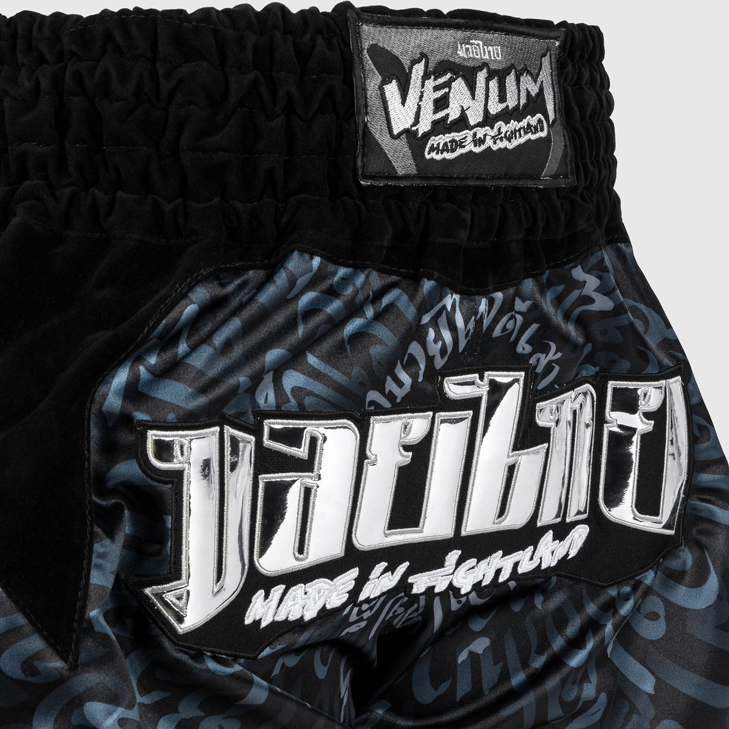 Venum Attack Shorts de Muay Thai - Negro/Plata