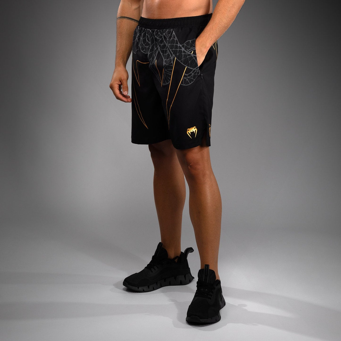 Venum Serpenti Pantalones Cortos de Entrenamiento – Negro/Plata/Dorado