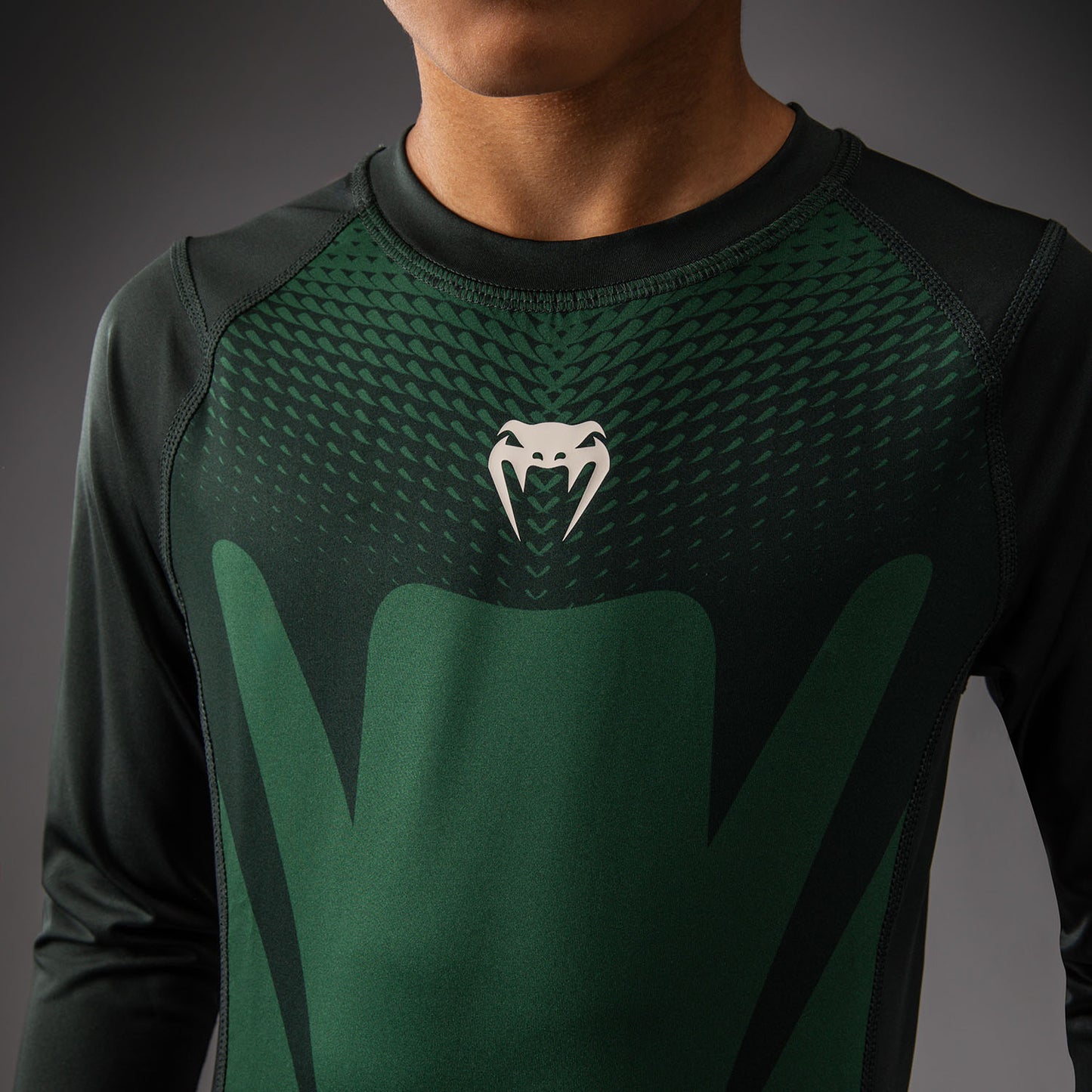 Venum Attack Rashguard de Manga Larga para Niños - Verde Bosque/ Blanco Roto