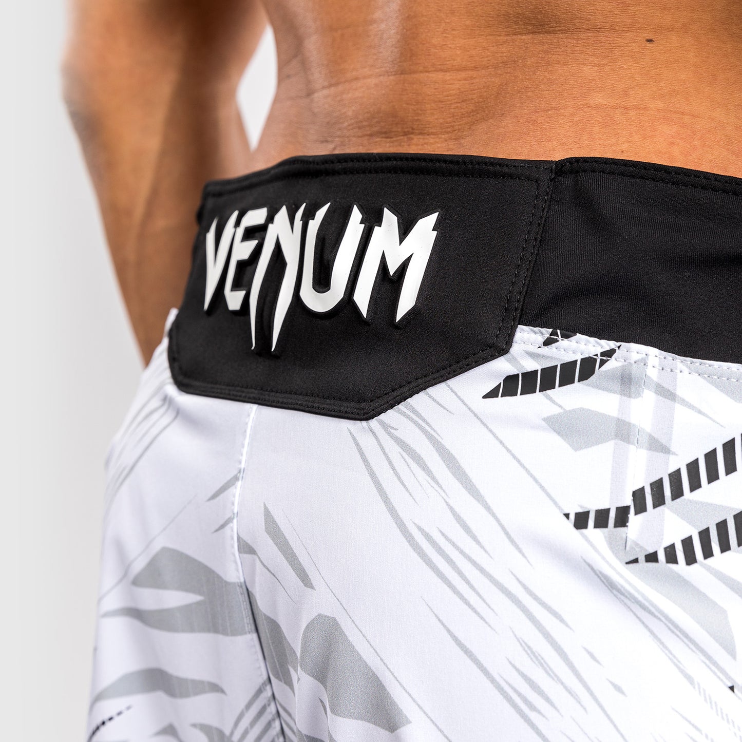 UFC Fusion by Venum Personalizados Authentic Fight Night Shorts de Lucha para Hombre - Ajuste Corto - Blanco