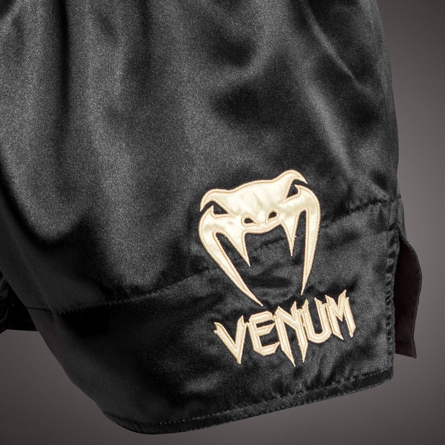 Venum Classic Muay Thai Short Rojo/Negro/Oro