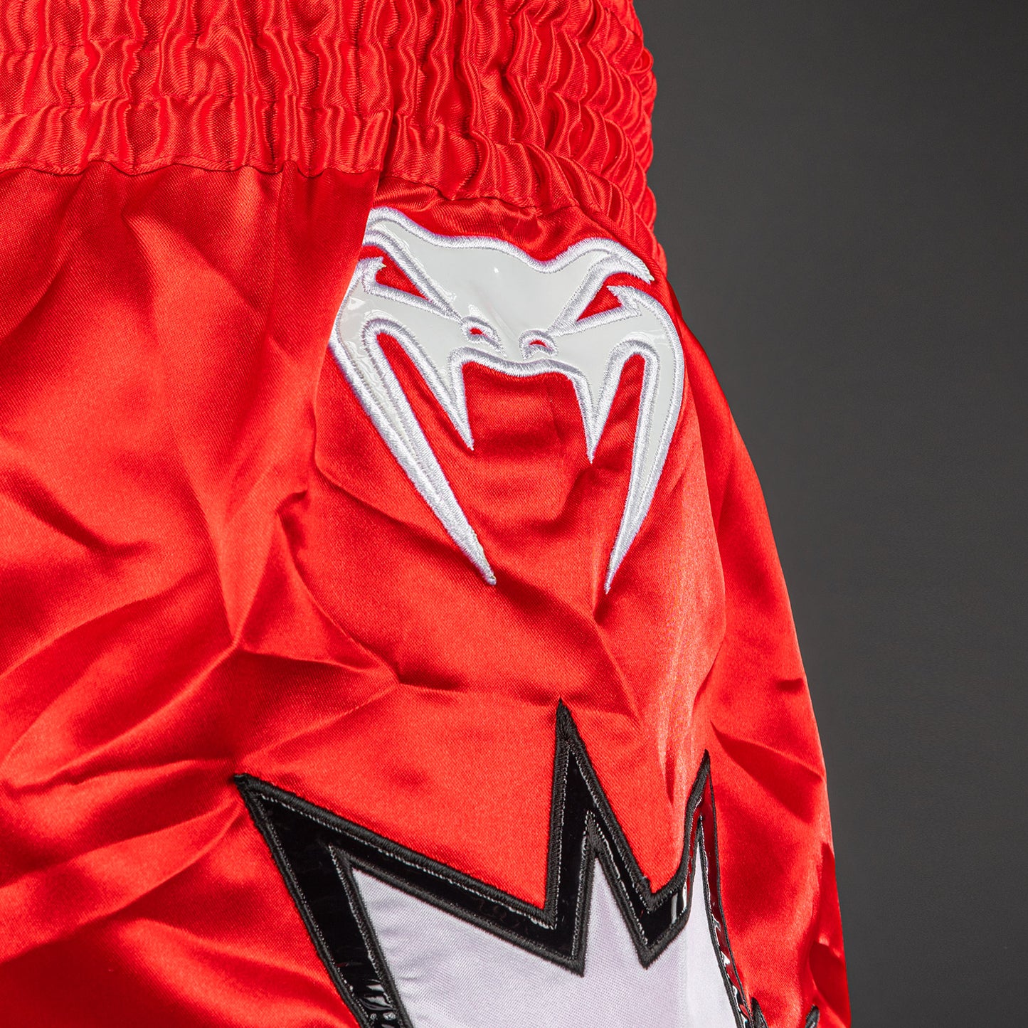 Venum Inferno 2.0 Pantalones Cortos de Muay Thai - Rojo/Blanco