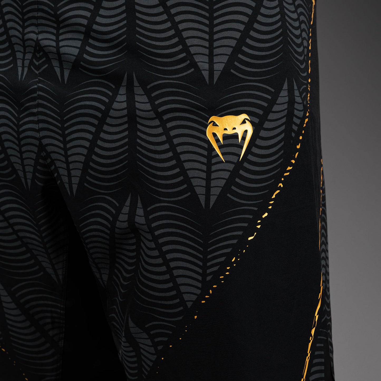 UFC Zenith by Venum Authentic Fight Night Short de pelea ajuste largo Hombre - Champion