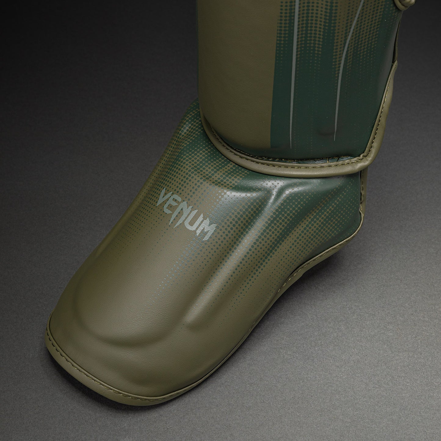 Venum Stealth Espinilleras – Caqui/Verde Oscuro