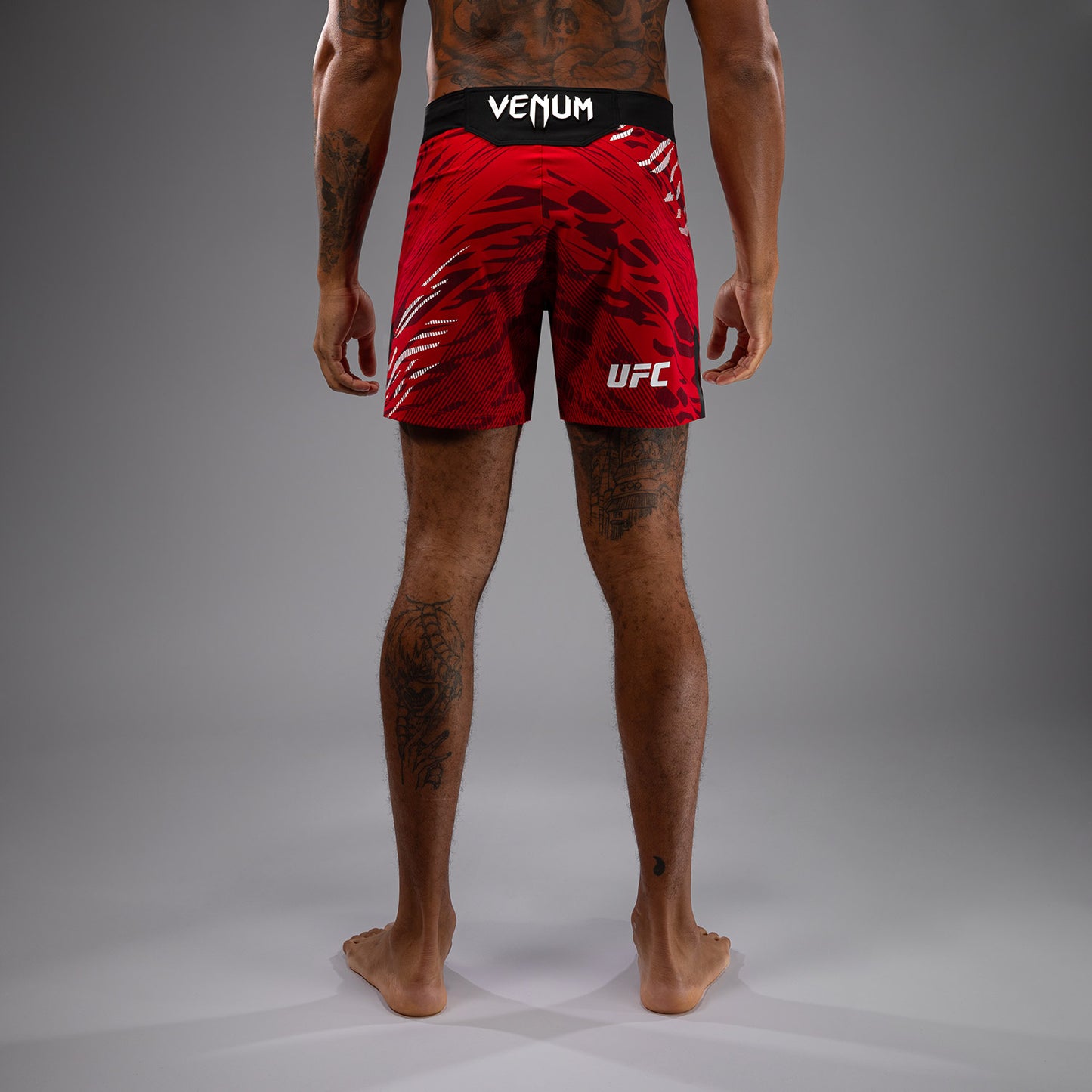 UFC Fusion by Venum Authentic Fight Night Shorts de Lucha para Hombre - Ajuste Corto - Rojo