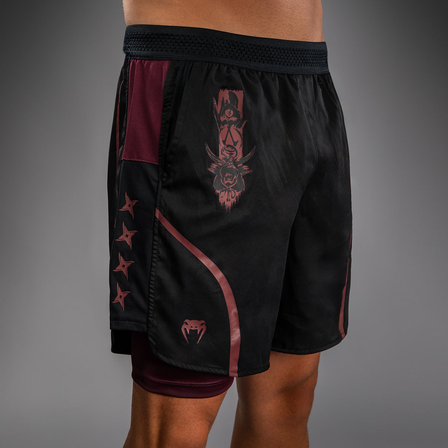 Venum x Assassin’s Creed Shadows Pantalones Cortos de Entrenamiento para Hombre - Burdeos/Negro