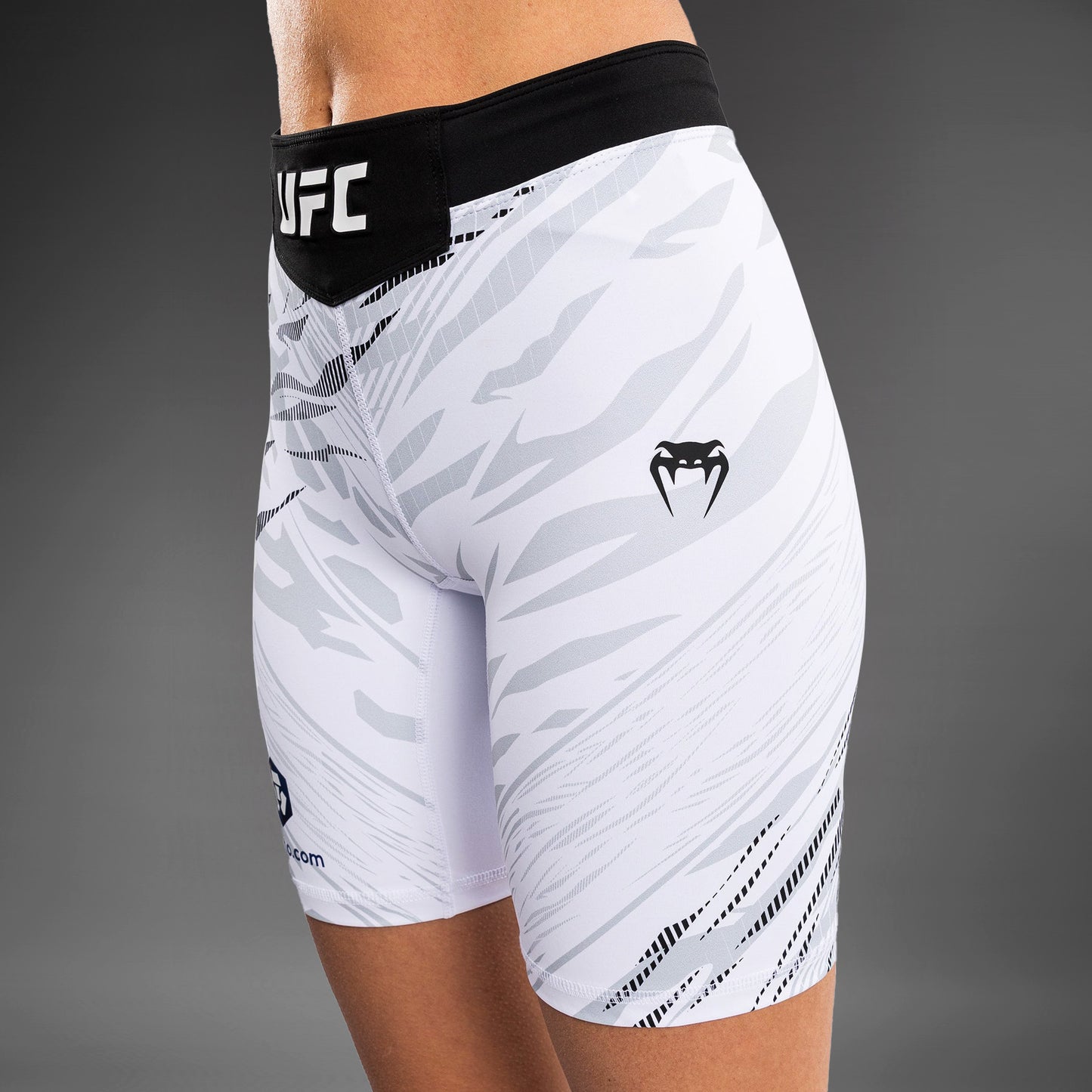 UFC Fusion by Venum Authentic Fight Night Vale Tudo Shorts para Mujer - Ajuste Largo - Blanco