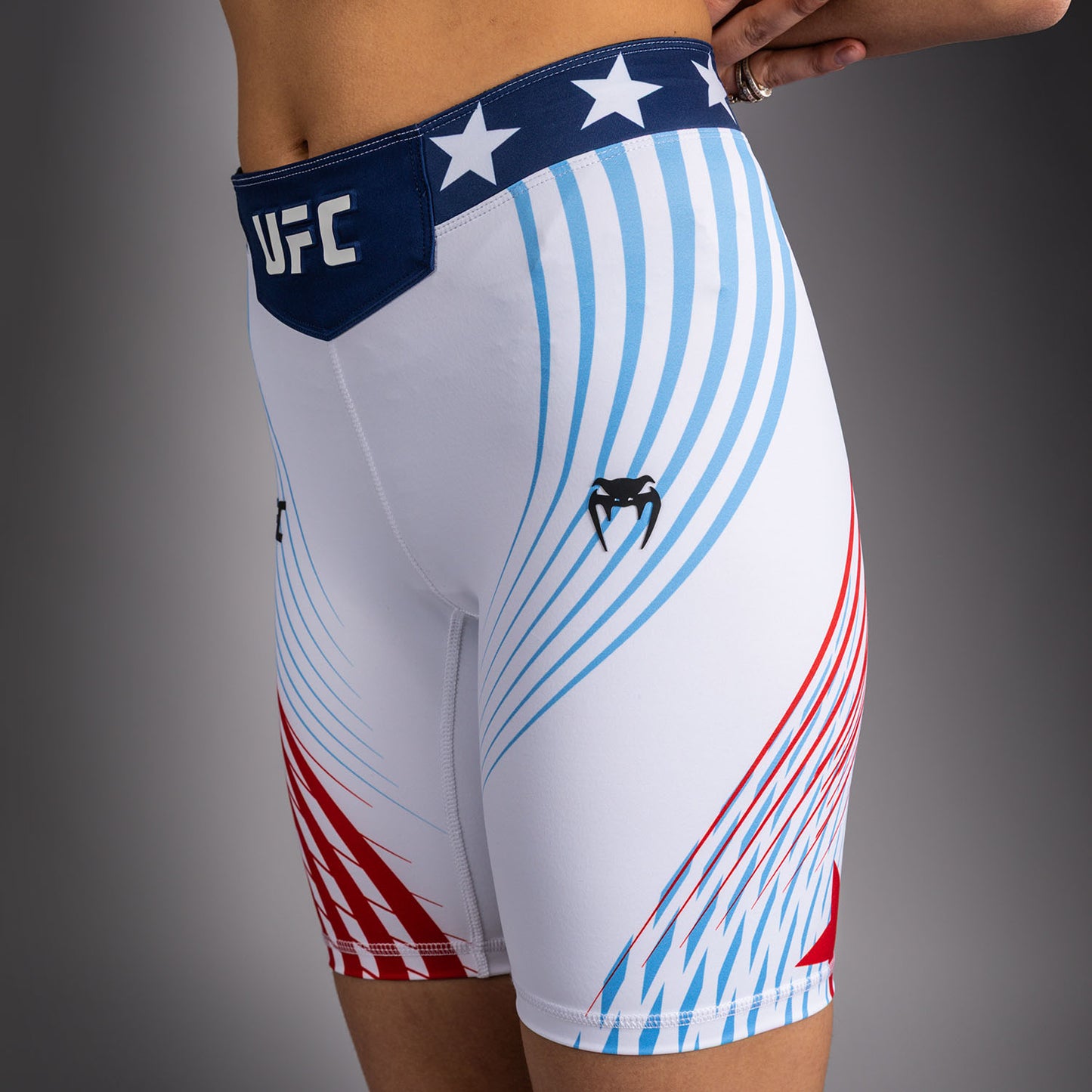 Official UFC Freedom 250 by Venum Authentic Vale Tudo Shorts de ajuste largo para mujer - Blanco