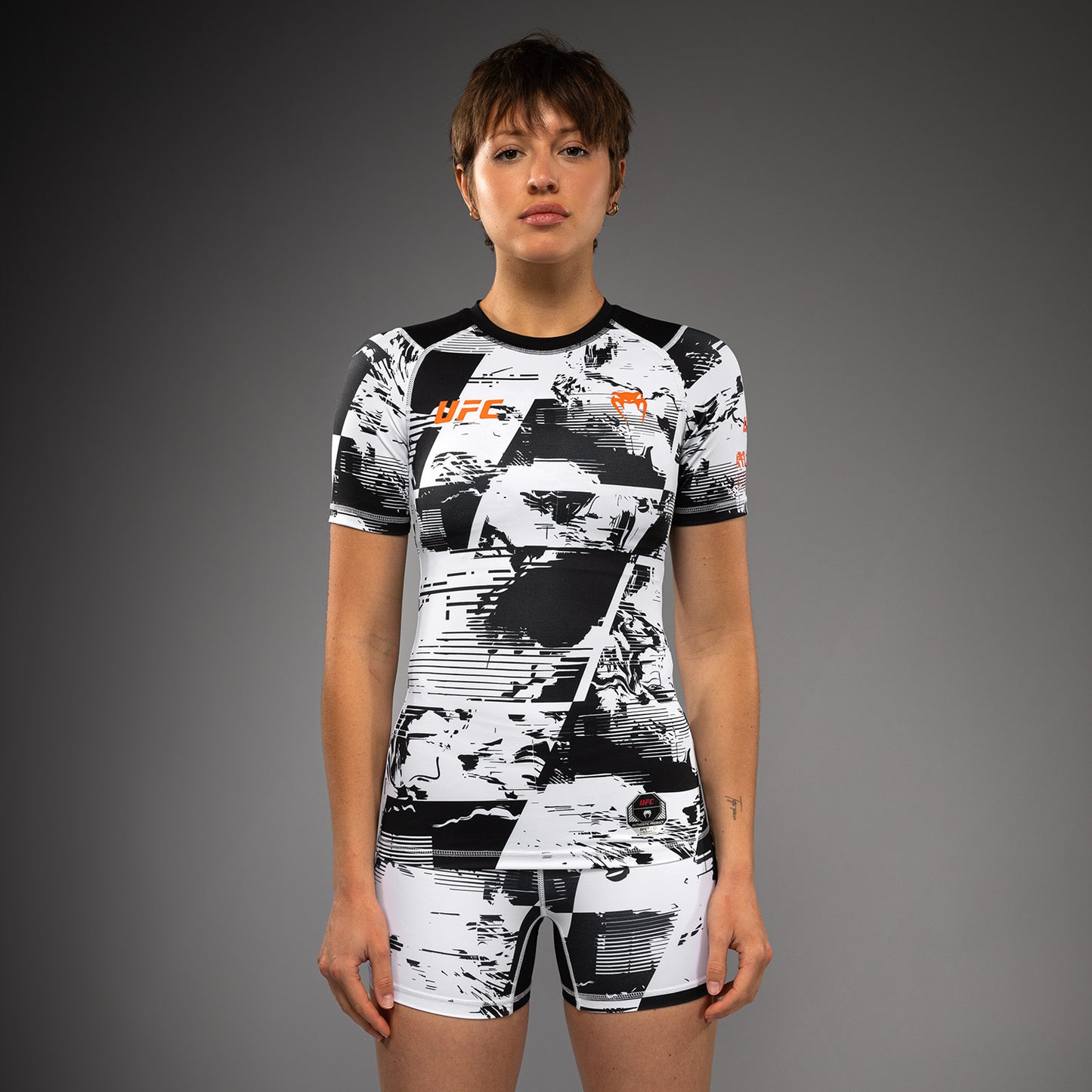 UFC Zenith by Venum Authentic Fight Week Rashguard de manga corta Performance Mujer - Blanco