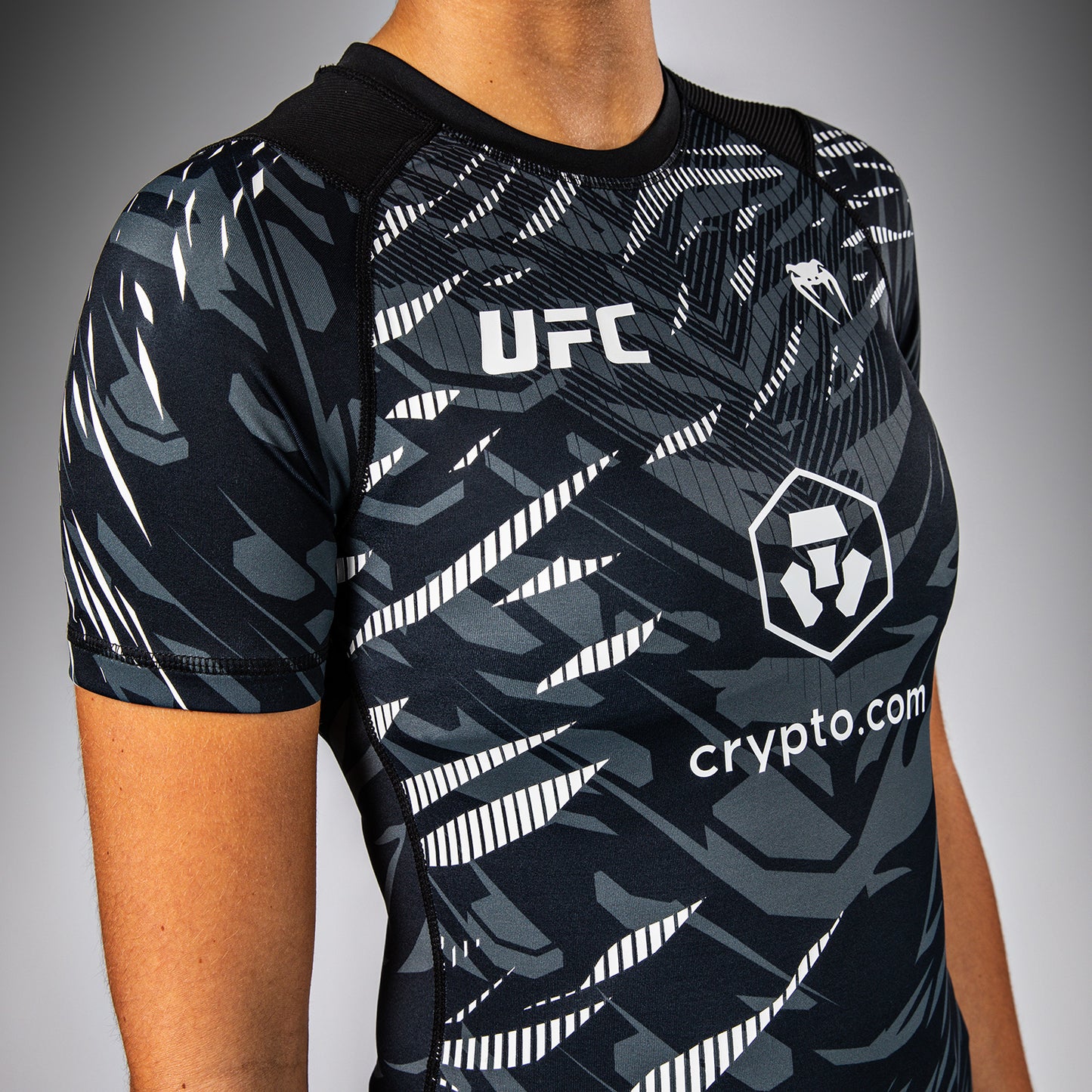 UFC Fusion by Venum Authentic Fight Night Rashguard de Manga Corta de Rendimiento para Mujer - Negro