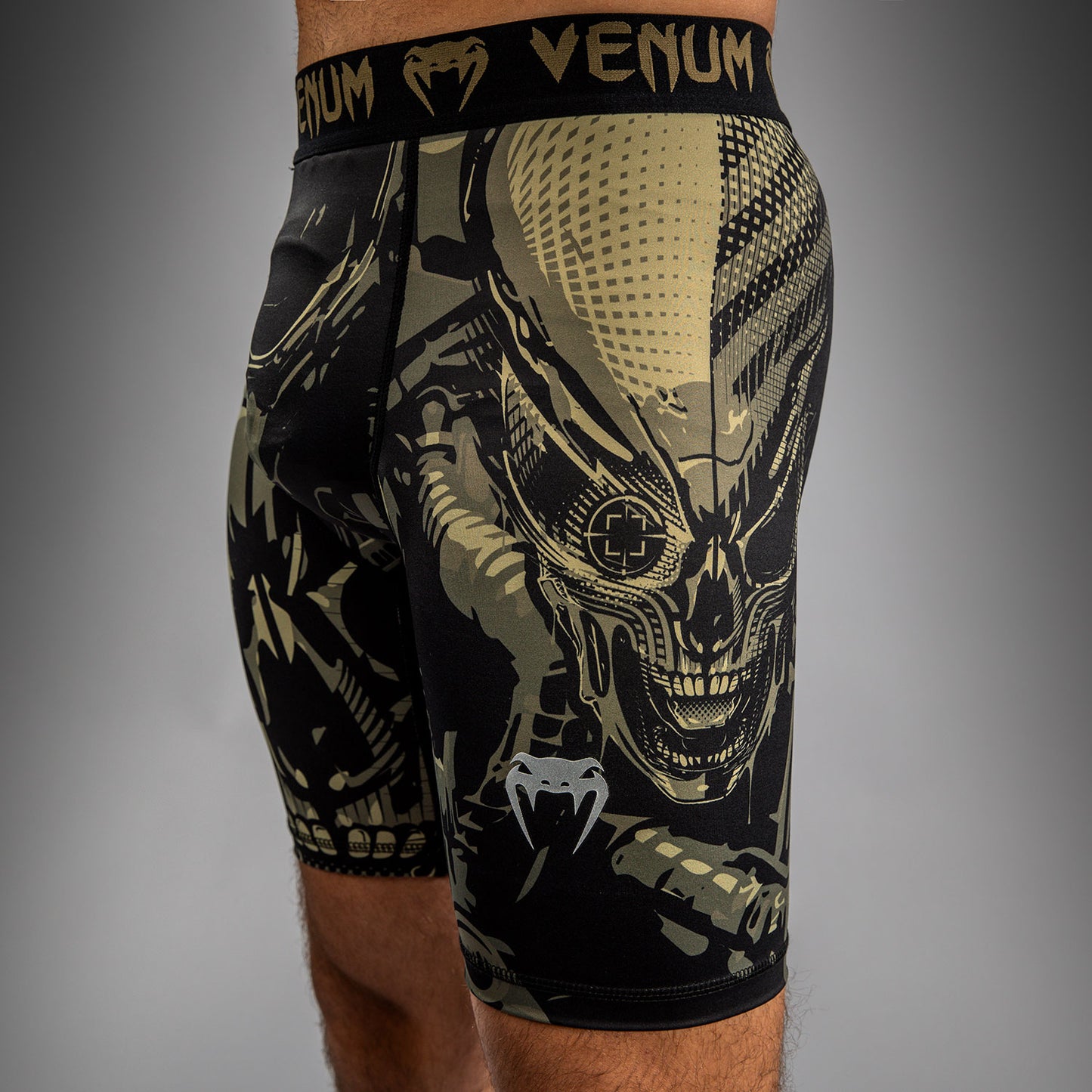 Venum Invader Vale Tudo Shorts - Negro/Sand
