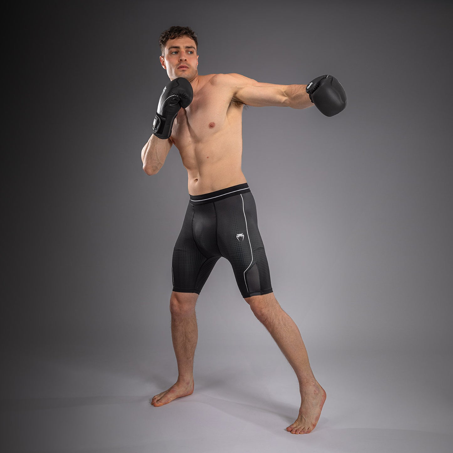 Venum Stealth Short de Compresión – Negro/Blanco