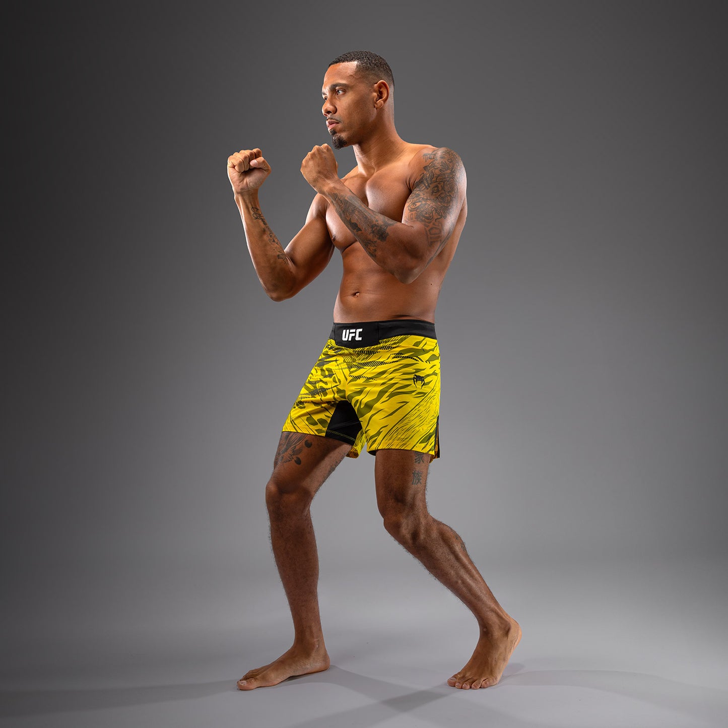 UFC Fusion by Venum Authentic Fight Night Shorts de Lucha para Hombre - Ajuste Corto - Amarillo