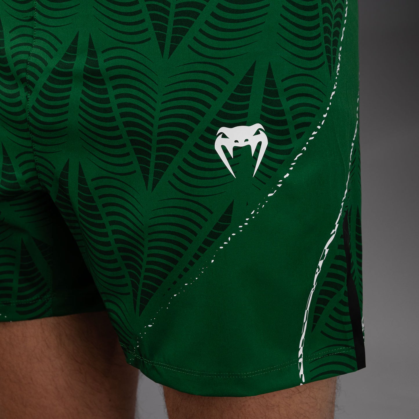 UFC Zenith by Venum Authentic Fight Night Short de pelea ajuste corto Hombre - Verde