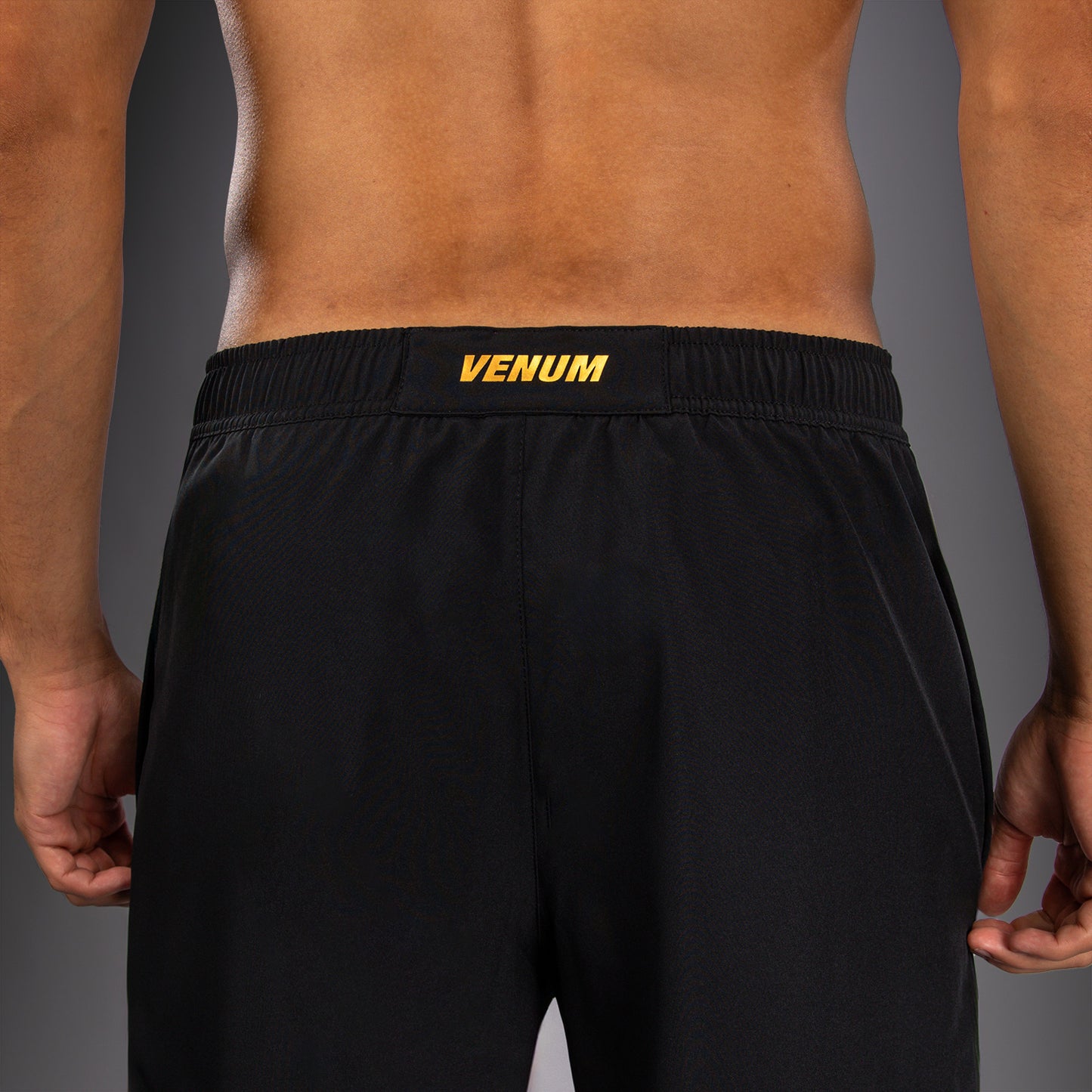 Venum G-Core Pantalón Corto de Entrenamiento - Negro/Oro