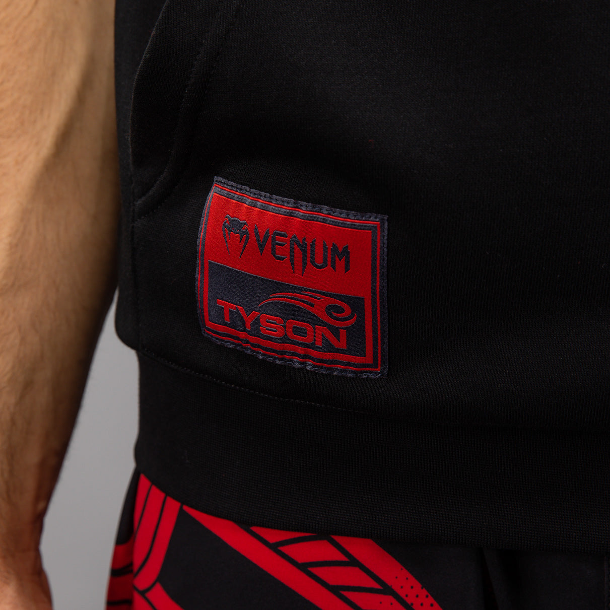 Venum x Mike Tyson Tiger Sudadera Sin Mangas - Negro Profundo/Rojo Intenso