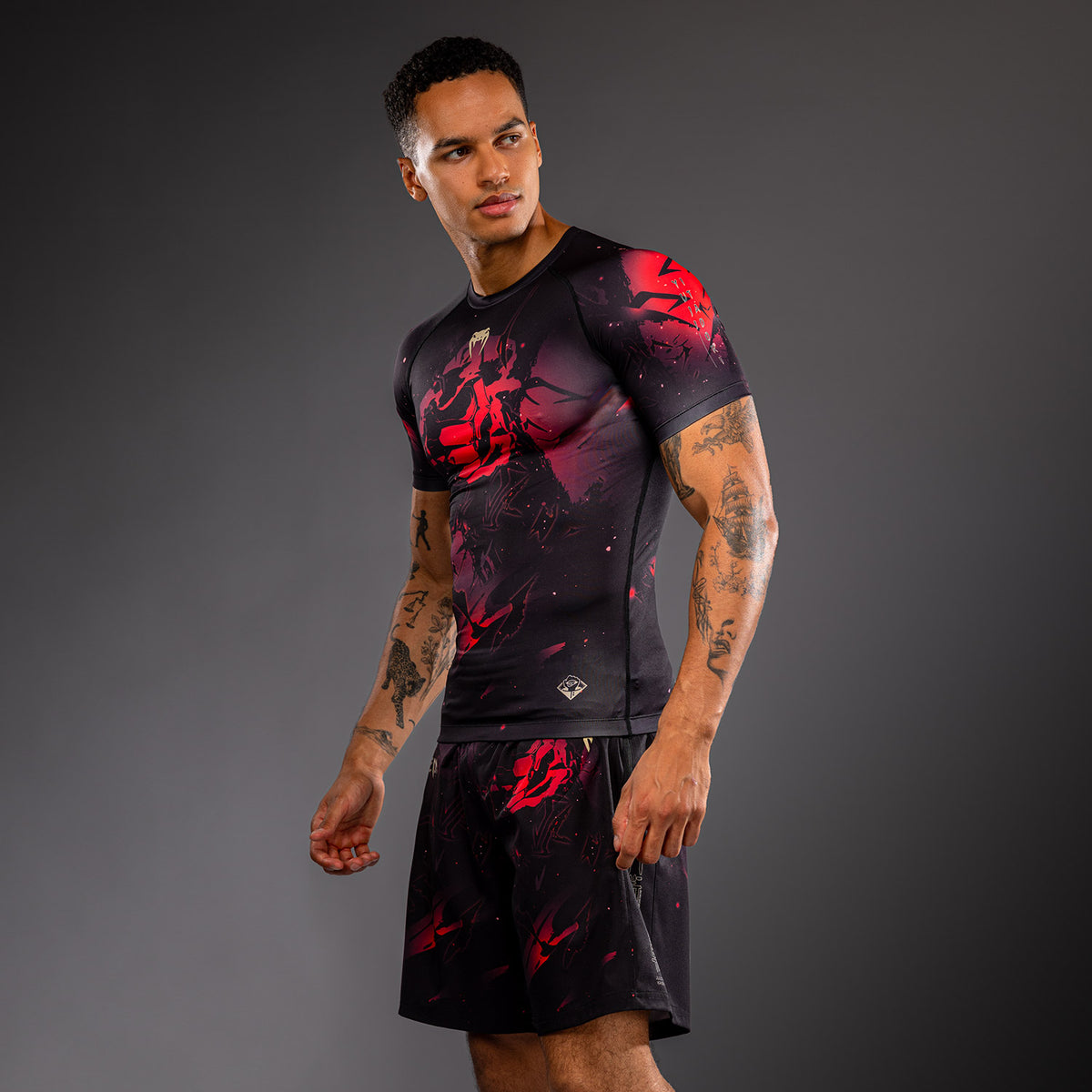 Jujutsu Kaisen x Venum Itadori Rashguard Manga Corta – Negro/Rojo